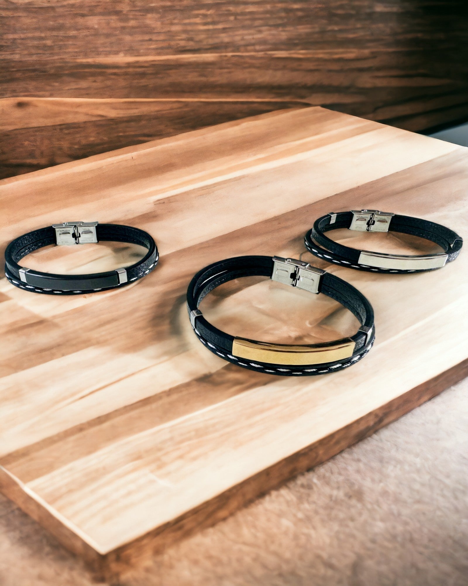 Urheiluranneke PU-nahasta ja ruostumattomasta teräksestä kaiverrusmahdollisuudella – 3 väriä