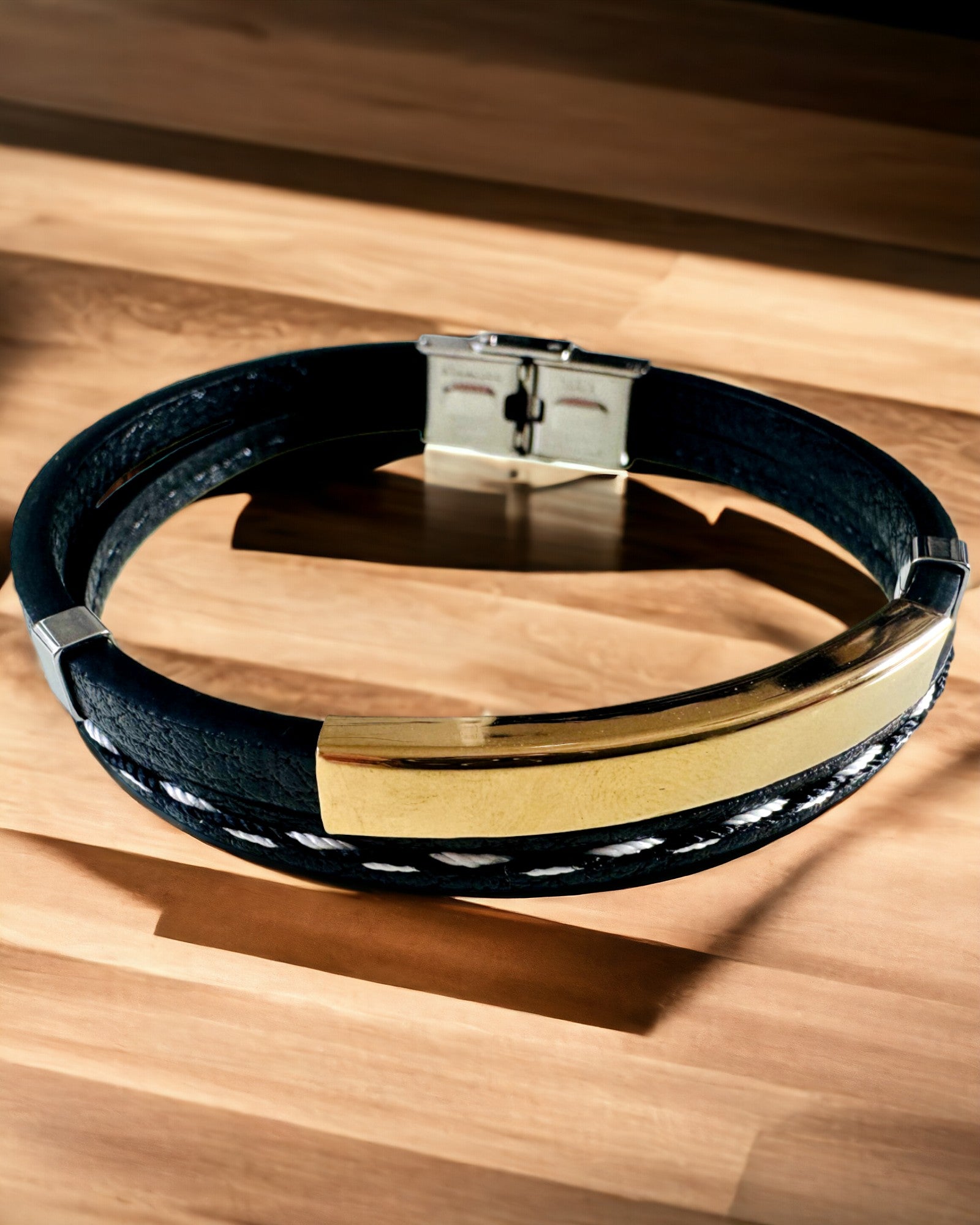 Urheiluranneke PU-nahasta ja ruostumattomasta teräksestä kaiverrusmahdollisuudella – 3 väriä