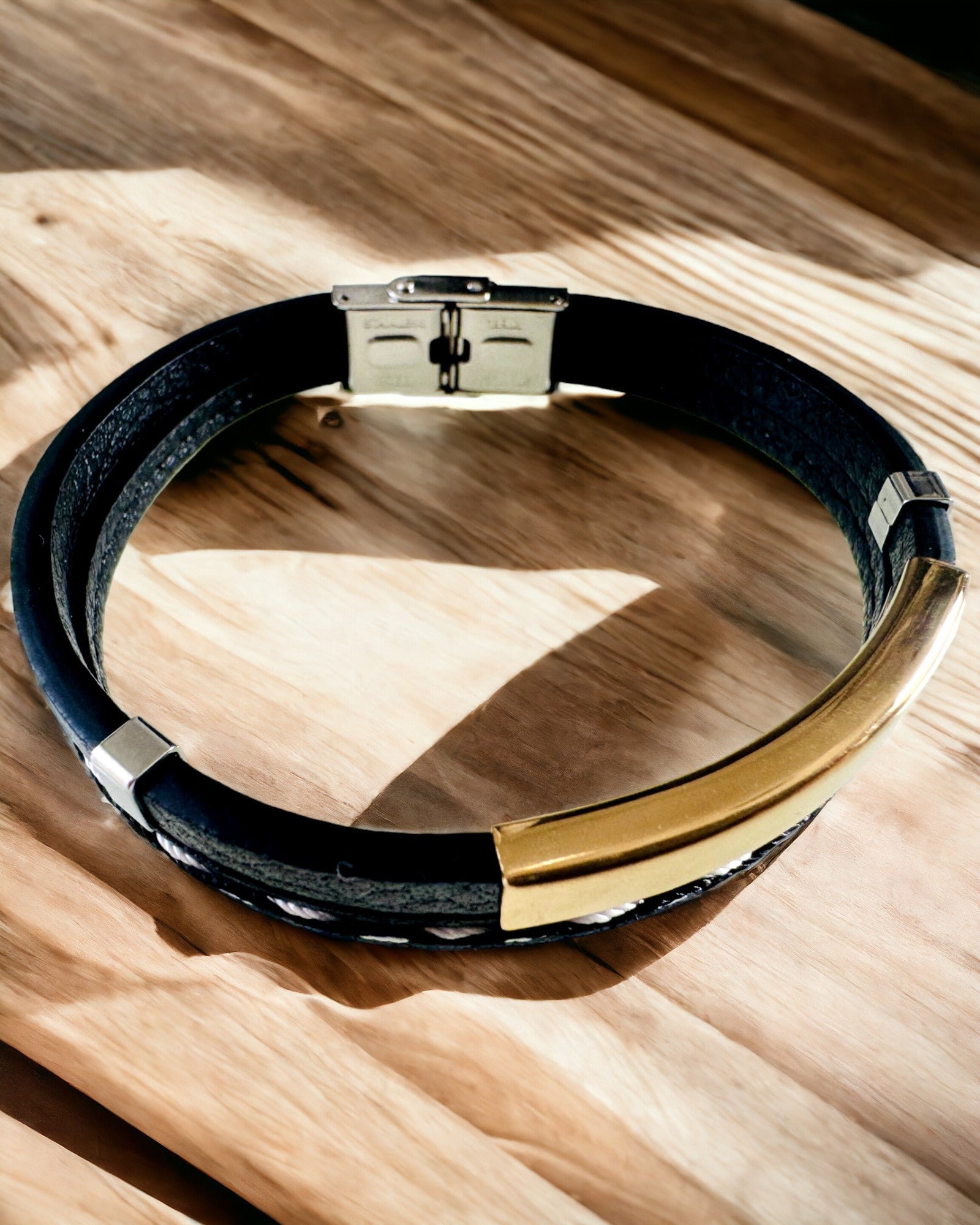 Urheiluranneke PU-nahasta ja ruostumattomasta teräksestä kaiverrusmahdollisuudella – 3 väriä