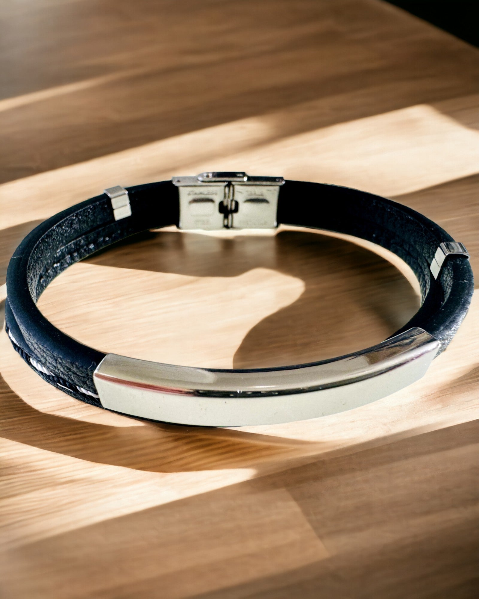 Urheiluranneke PU-nahasta ja ruostumattomasta teräksestä kaiverrusmahdollisuudella – 3 väriä