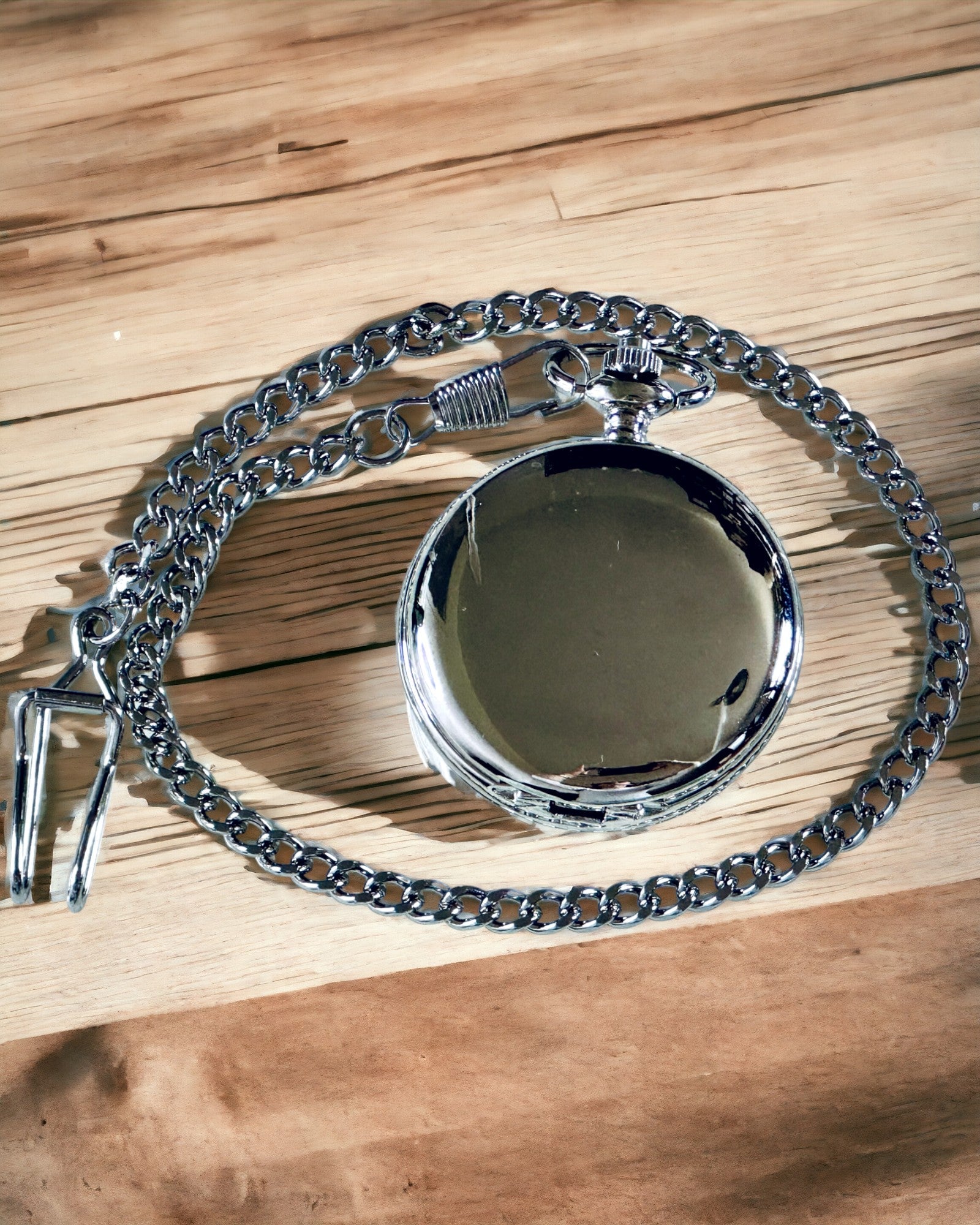 Klassinen taskukello roomalaisilla numeroilla ja ketjulla, kvartsikoneisto, teräksen kiilto - hopeanvärinen