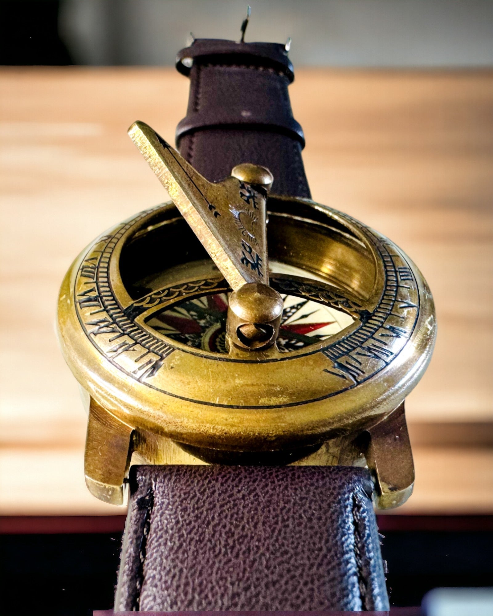 Aurinkokello kompassilla - Käsintehty, Aito Käsityö, kaiverrusmahdollisuus