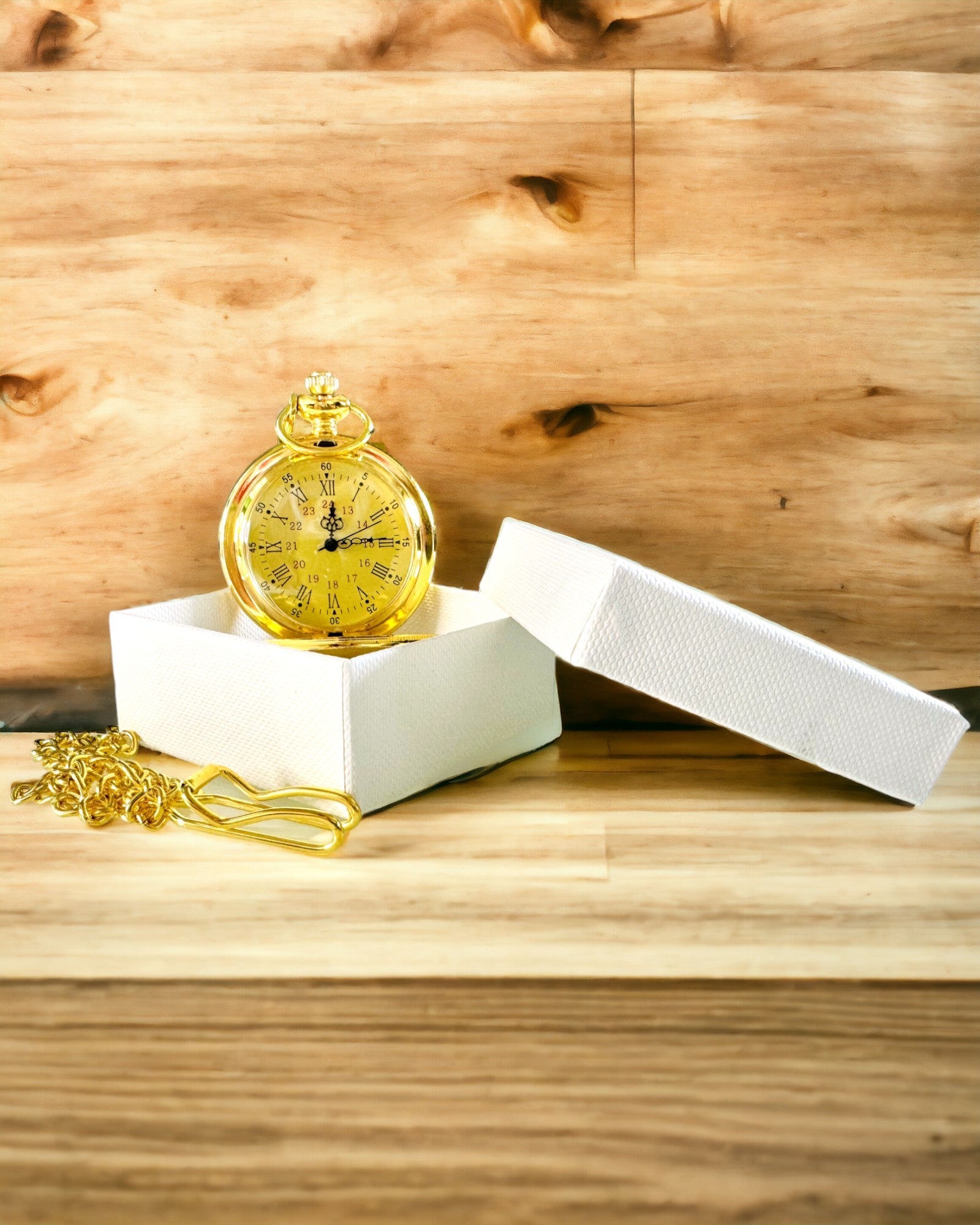 Kultaisen värinen taskukello retrotyylillä ja kaiverrusmahdollisuudella