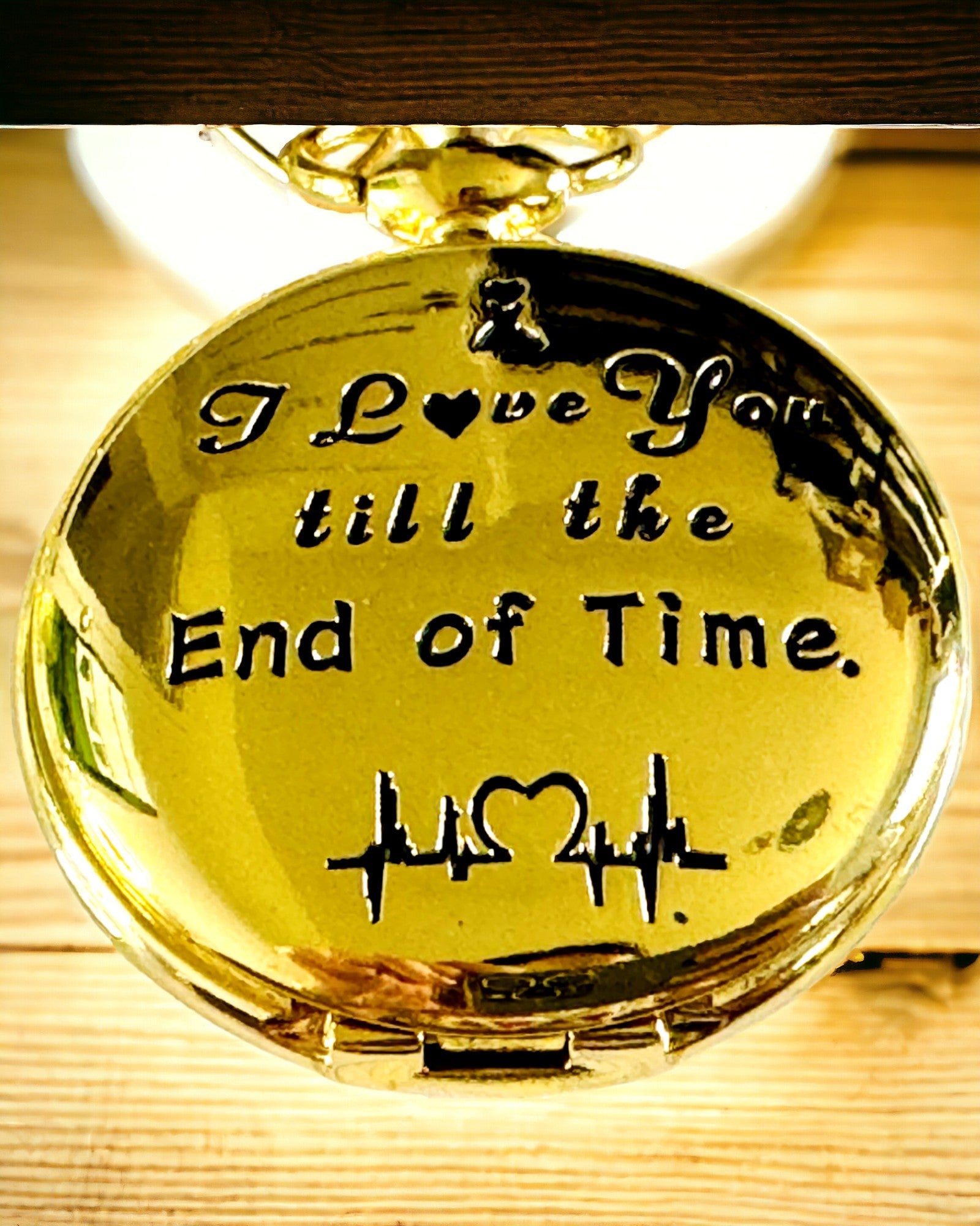 Kultaisen värinen taskukello retrotyylillä ja kaiverrusmahdollisuudella