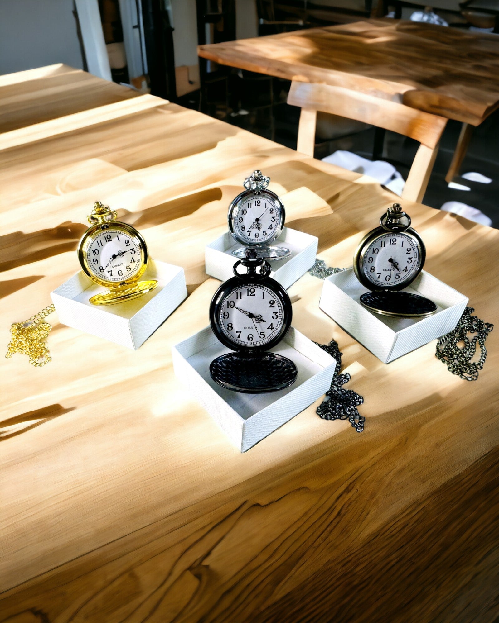 Kultaisen värinen vintage-tyylinen taskukello kaiverrusmahdollisuudella