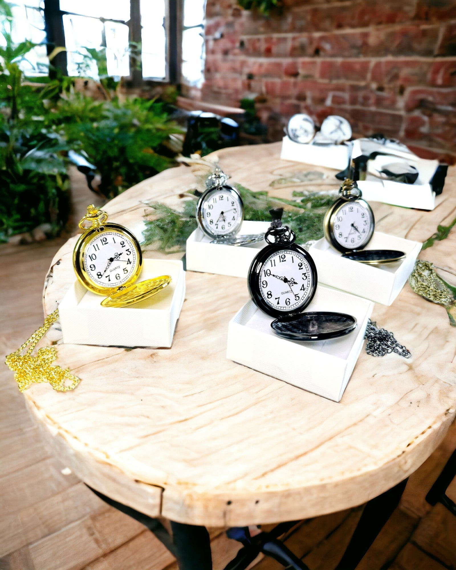 Kultaisen värinen vintage-tyylinen taskukello kaiverrusmahdollisuudella