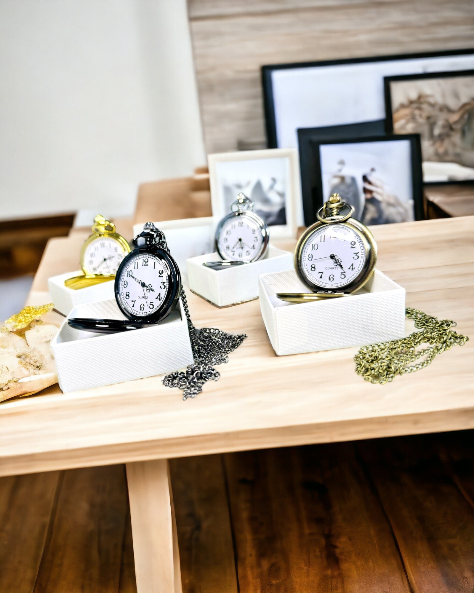 Kultaisen värinen vintage-tyylinen taskukello kaiverrusmahdollisuudella