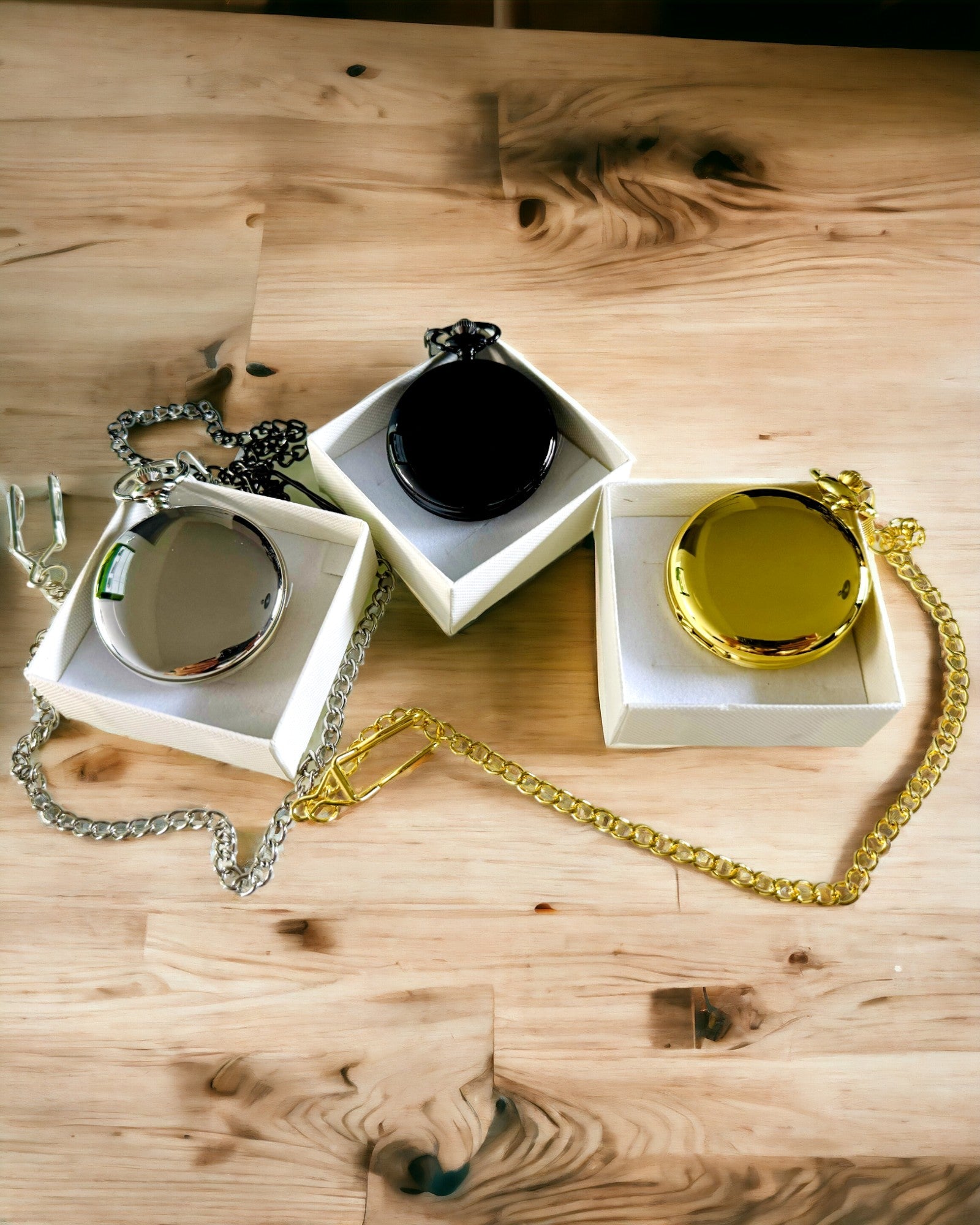 Kaiverruksella varustettu kultainen taskukello