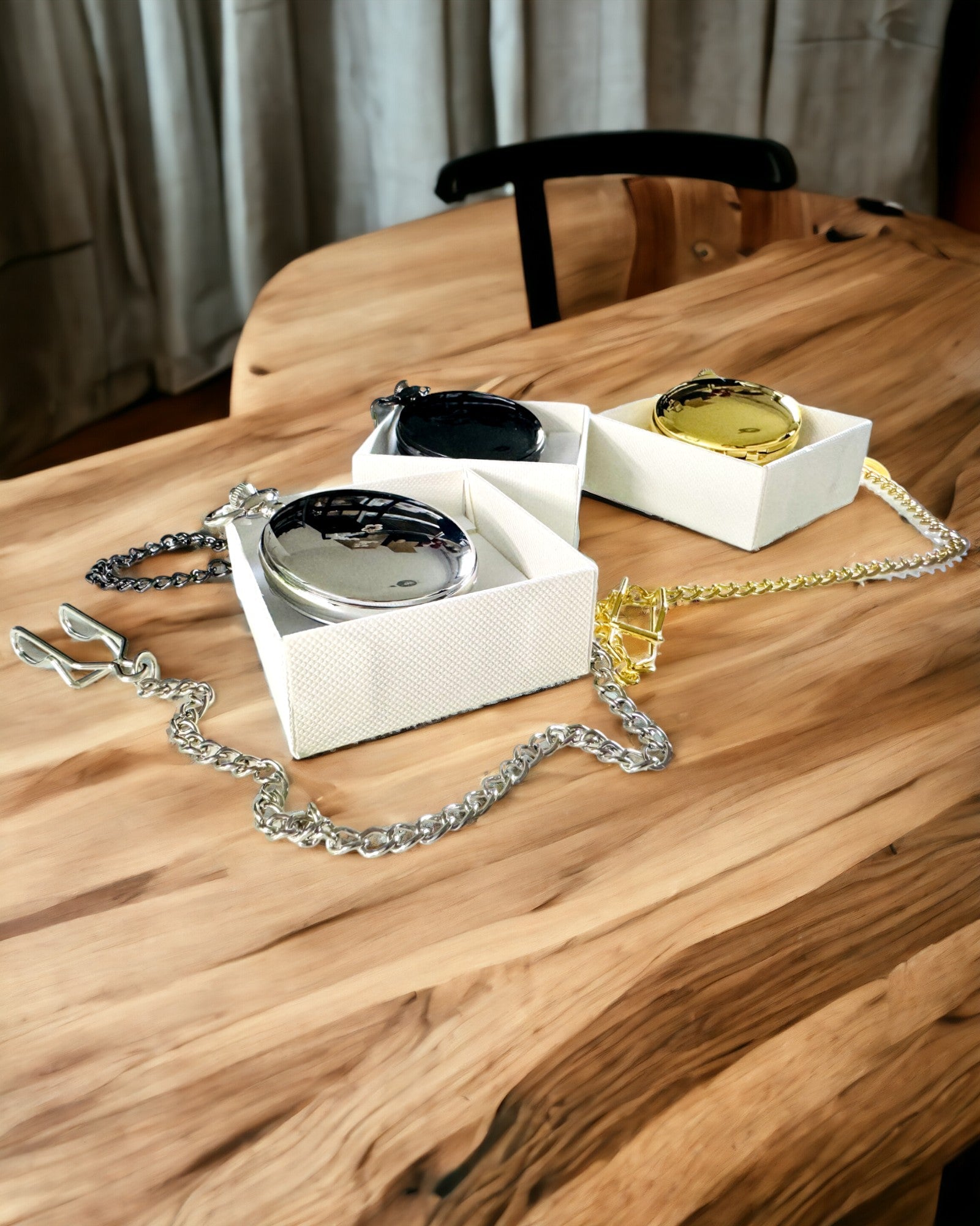 Hopeinen taskukello kvartsikoneistolla ja kaiverrusmahdollisuudella