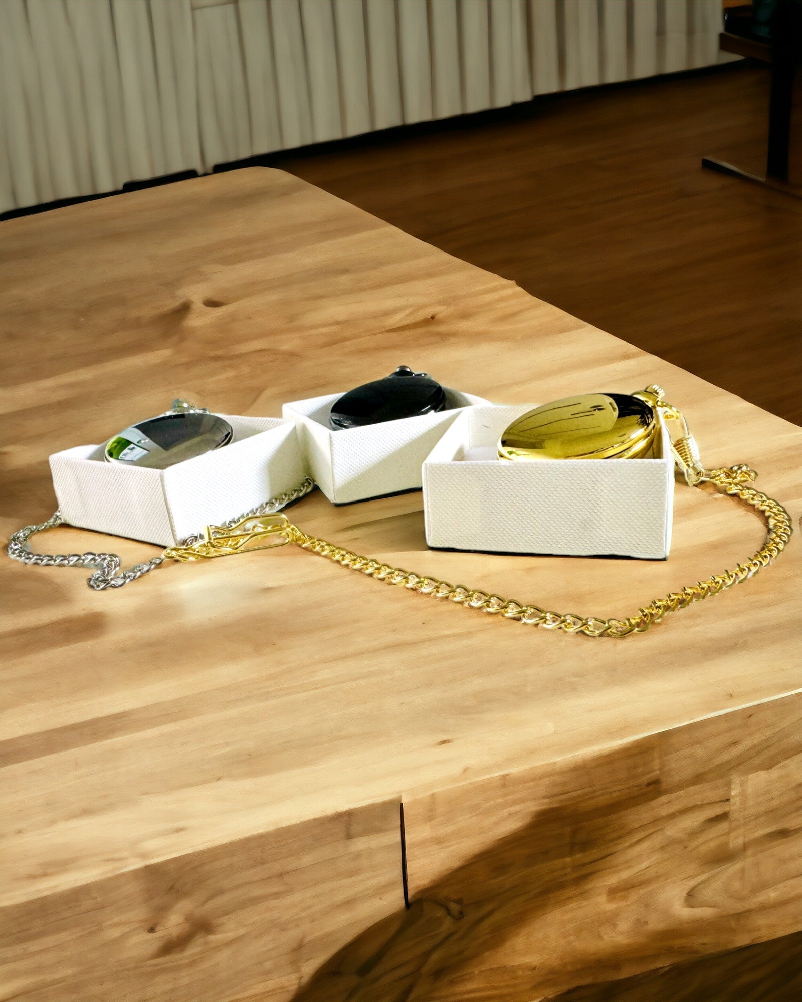 Musta taskukello "Elegancja Czasu" personointimahdollisuudella