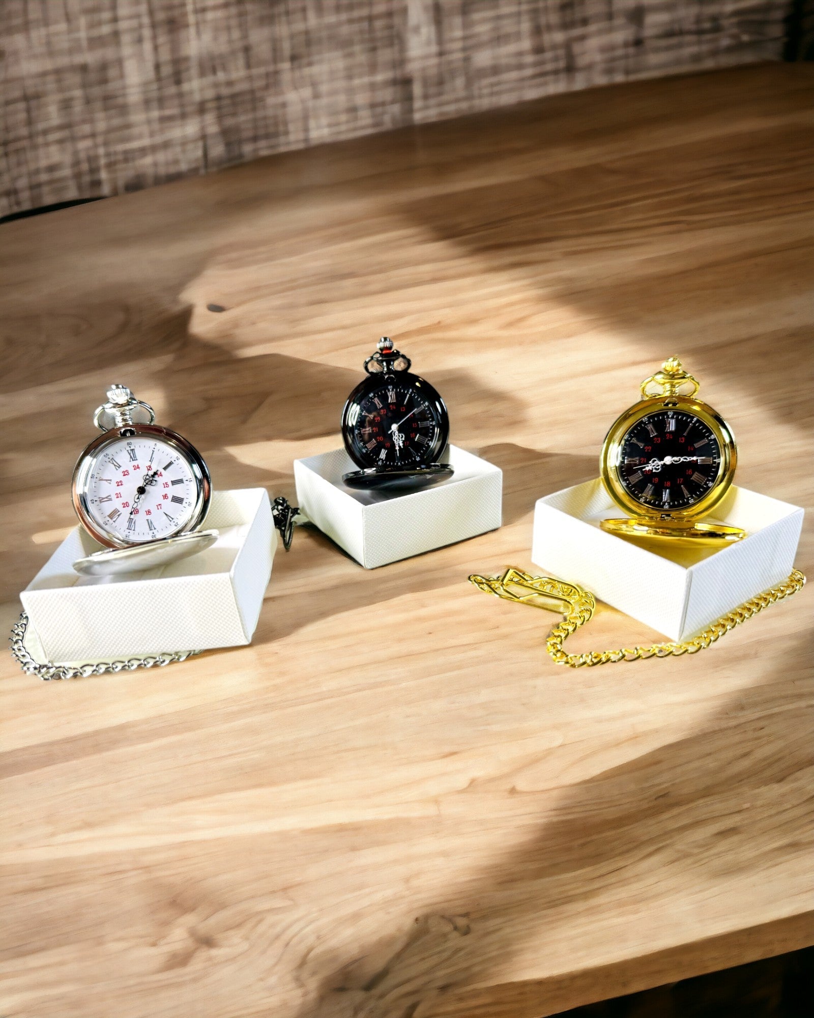 Kaiverruksella varustettu kultainen taskukello