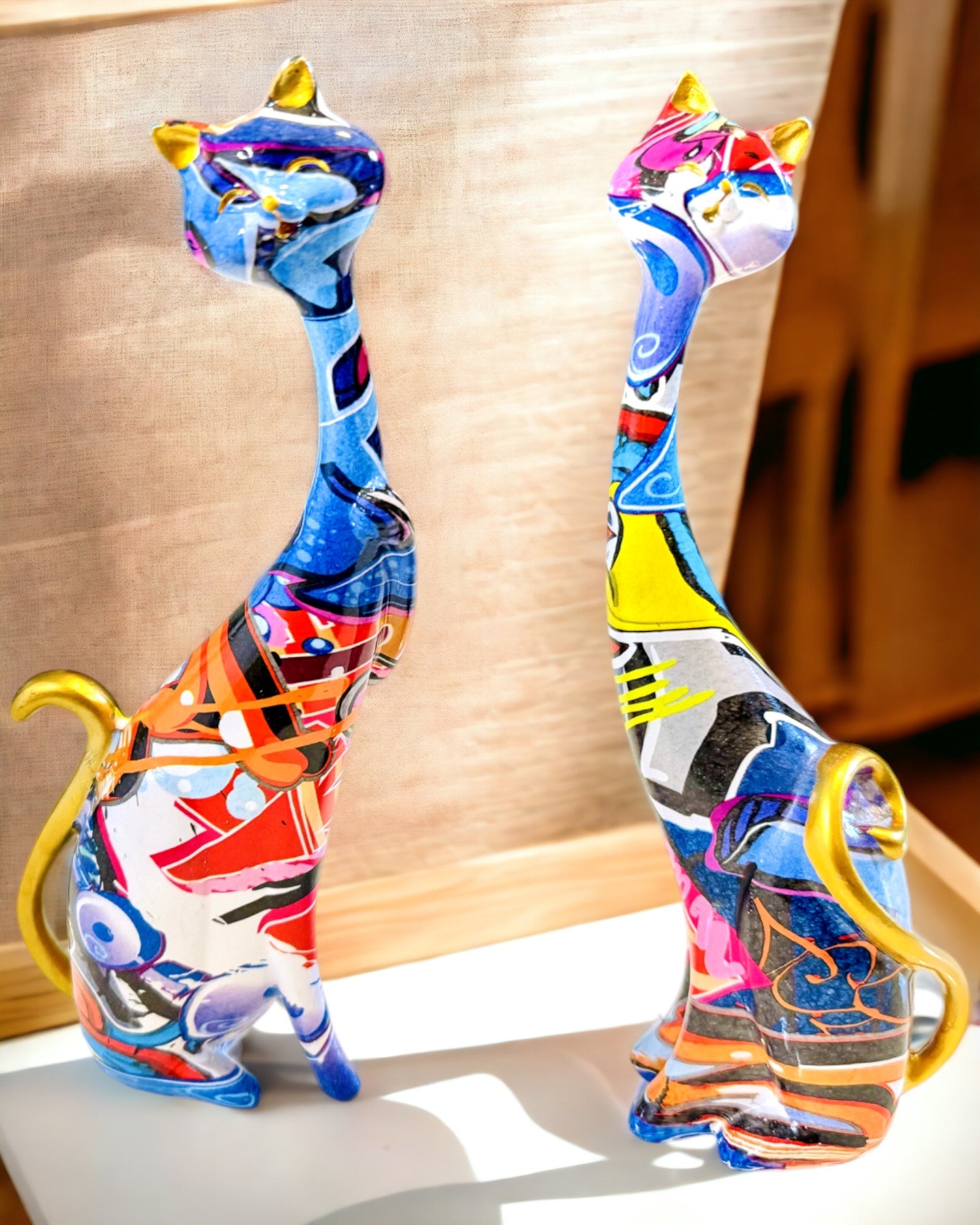 Abstraktien "ArtCats"-Kissojen Figuriinit, Käsinmaalatut, Hartsi – 25 cm, 2 kpl.