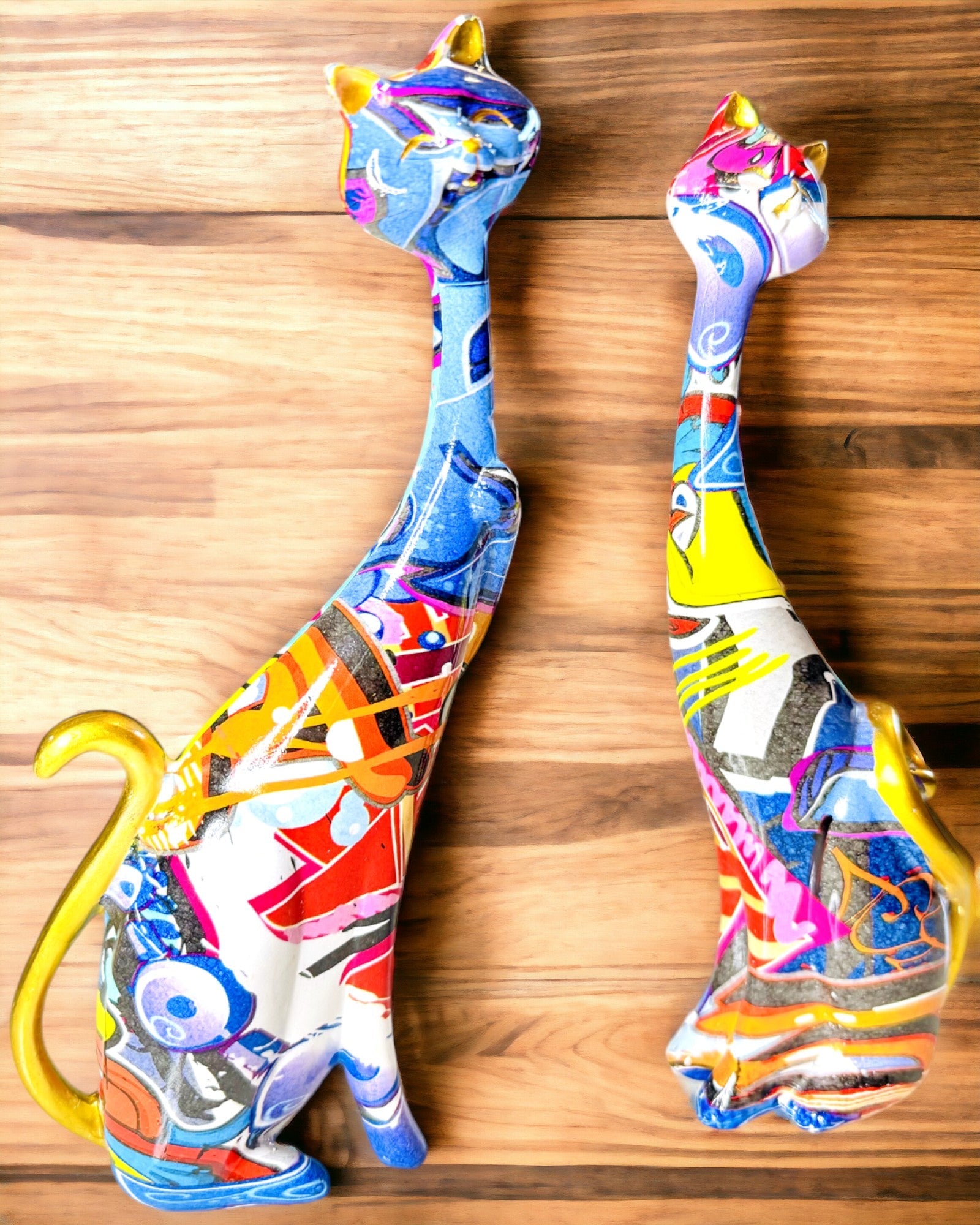 Abstraktien "ArtCats"-Kissojen Figuriinit, Käsinmaalatut, Hartsi – 25 cm, 2 kpl.