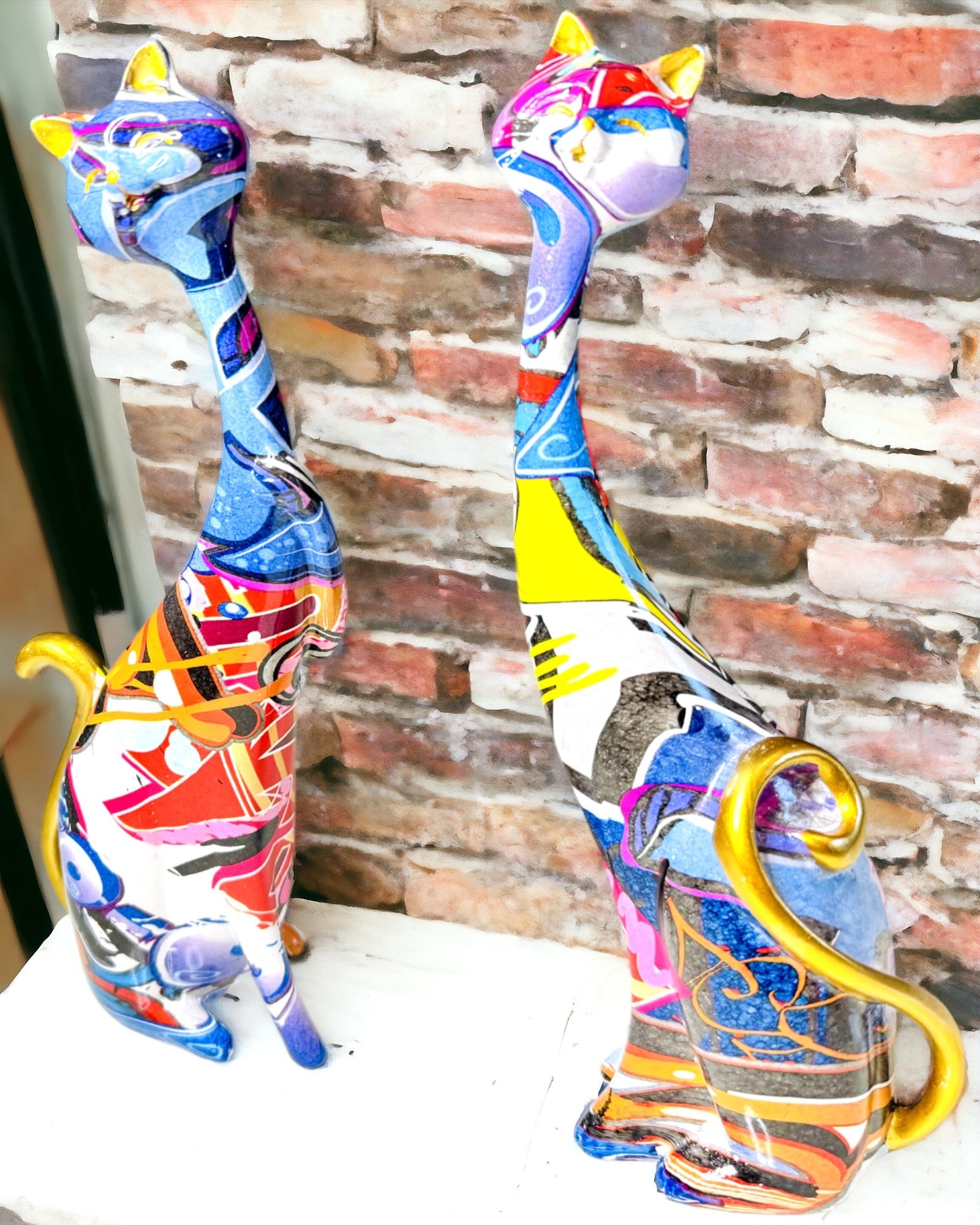 Abstraktien "ArtCats"-Kissojen Figuriinit, Käsinmaalatut, Hartsi – 25 cm, 2 kpl.
