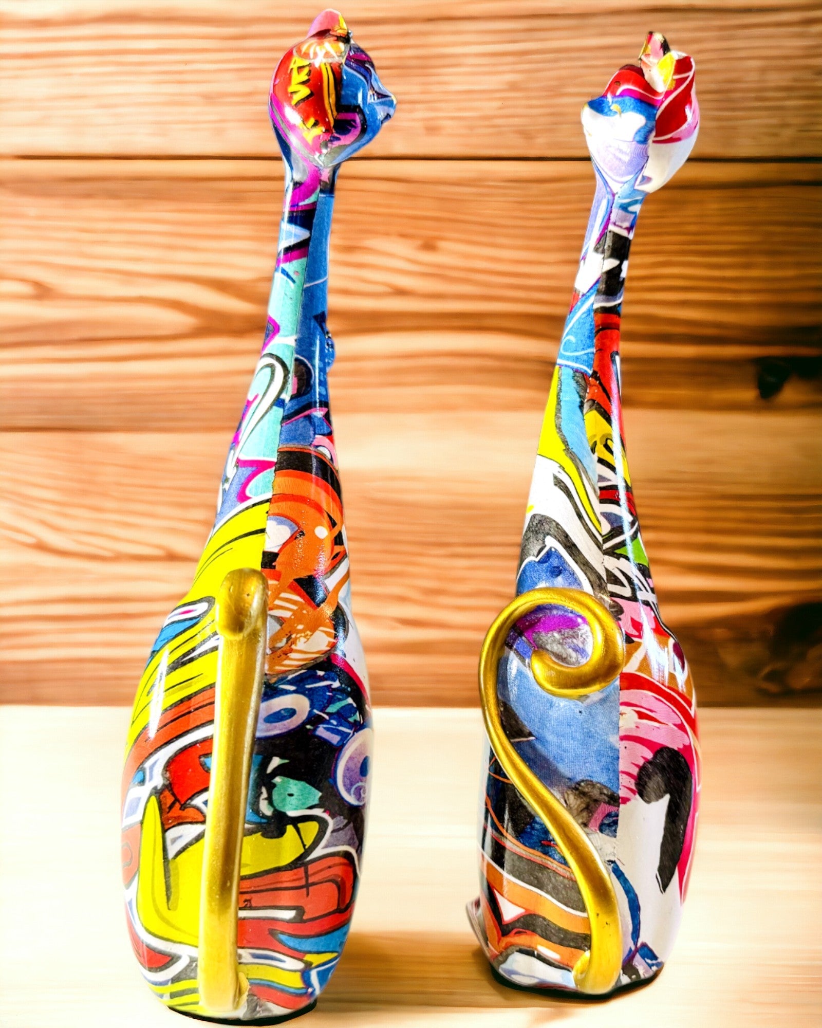Abstraktien "ArtCats"-Kissojen Figuriinit, Käsinmaalatut, Hartsi – 25 cm, 2 kpl.
