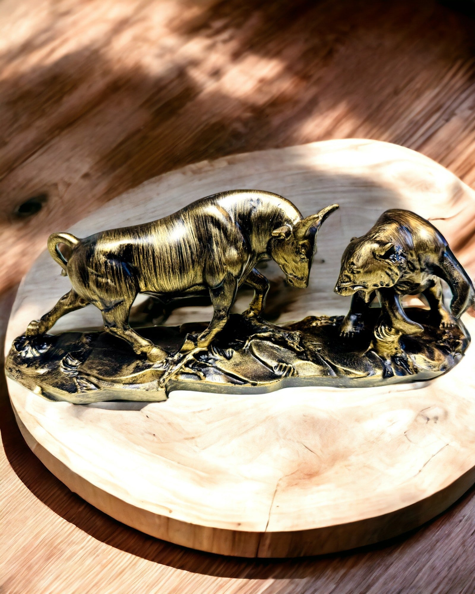 Veistos "Kaksi kilpailijaa" - Härkä ja Karhu - Rahoitusmarkkinoiden symboliikka, Kaiverrusmahdollisuus - kuparinväri