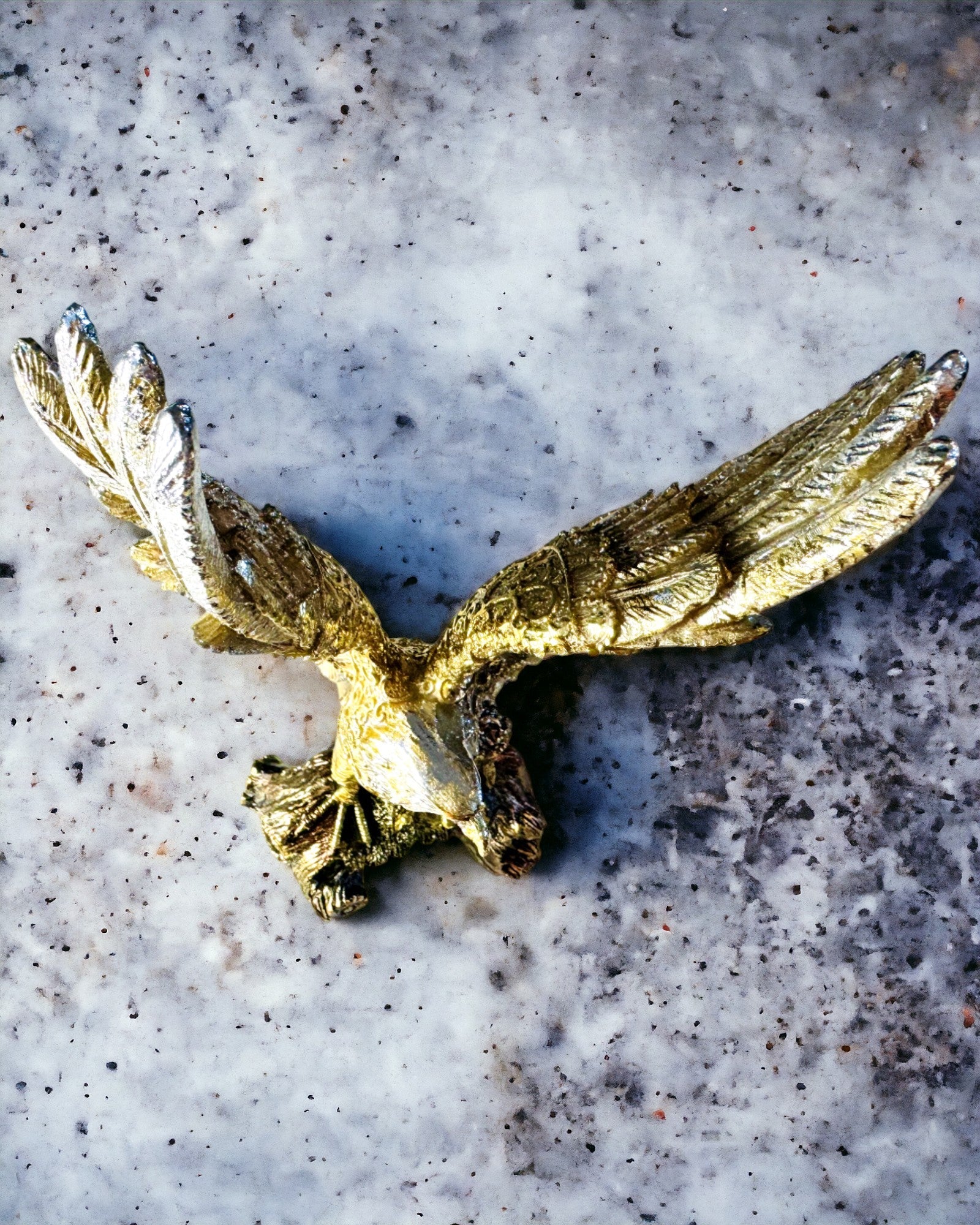 Patsas "Kultainen Kotka" Personointimahdollisuudella - Koriste Hartsista