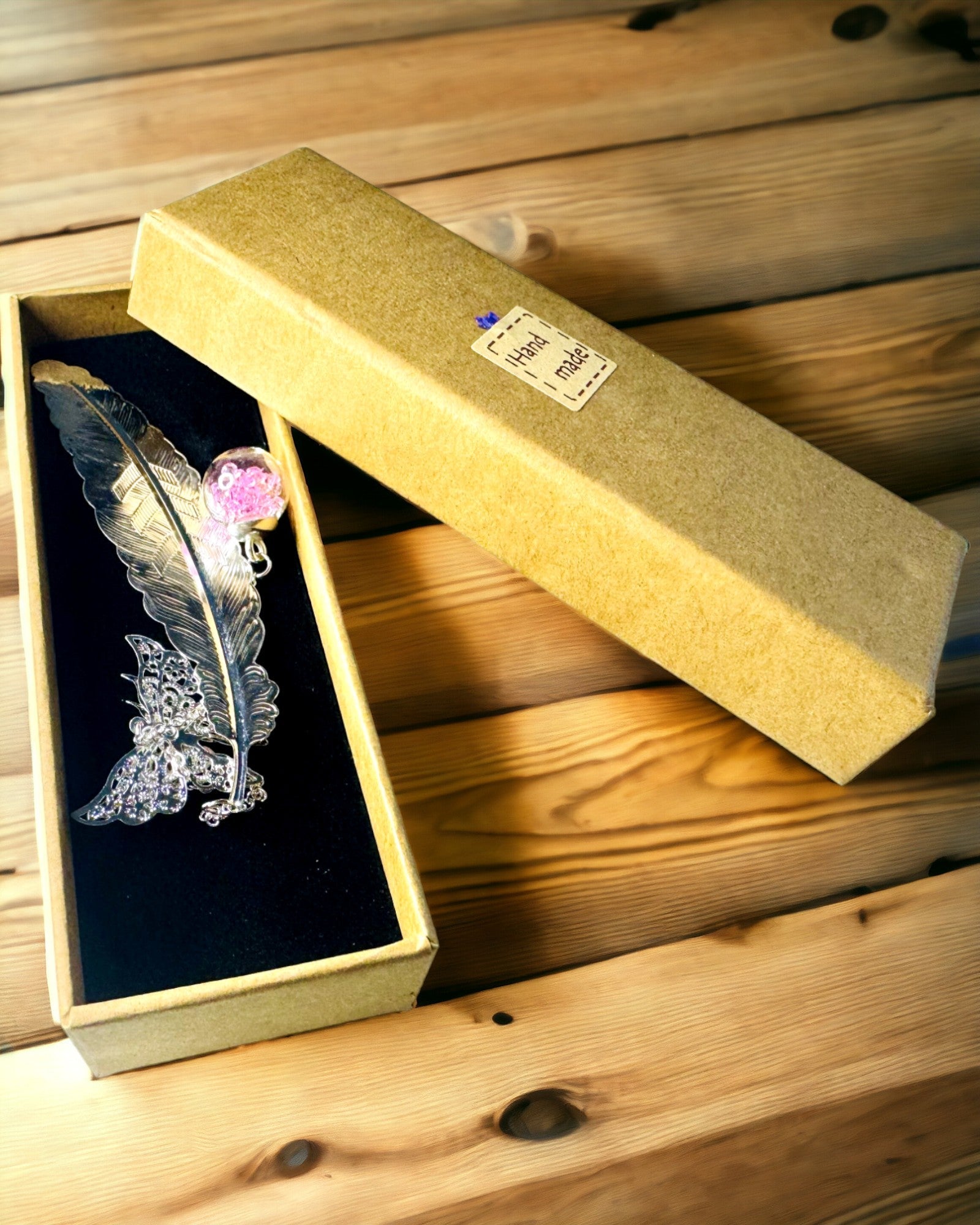 Luova Retrotyylinen Kirjanmerkki Höyhen- ja Perhosaiheella – Tyylikäs Lahja äidille, opettajalle, Mainoslahja, Hopea/vaaleanpunainen Väri