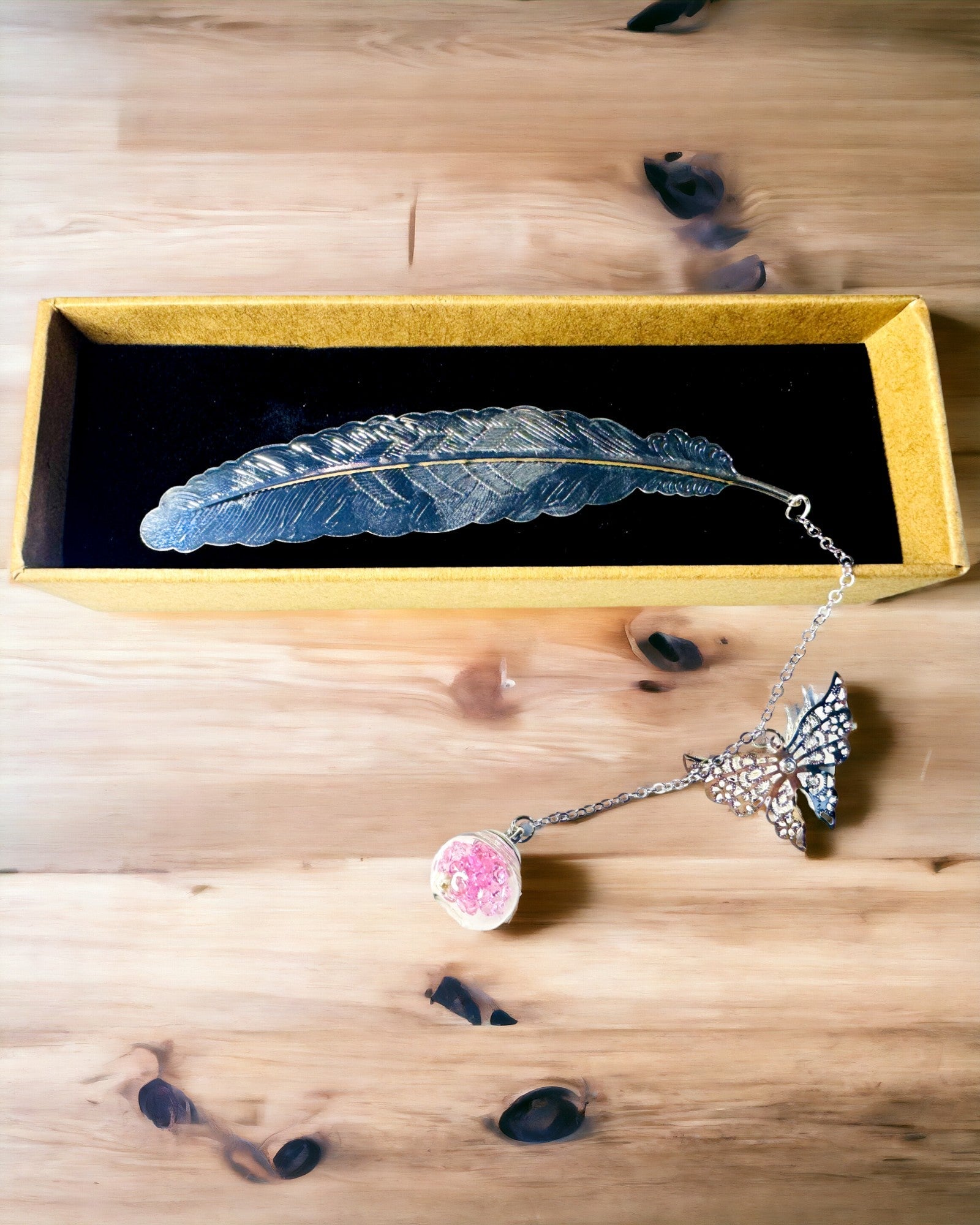 Luova Retrotyylinen Kirjanmerkki Höyhen- ja Perhosaiheella – Tyylikäs Lahja äidille, opettajalle, Mainoslahja, Hopea/vaaleanpunainen Väri