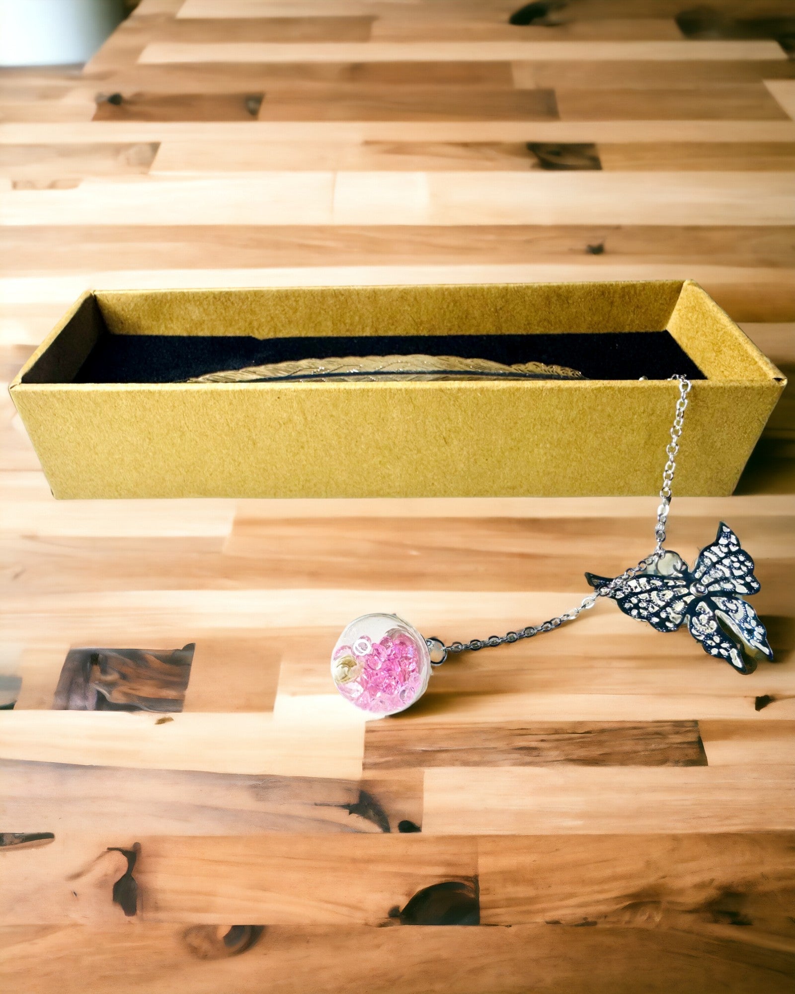 Luova Retrotyylinen Kirjanmerkki Höyhen- ja Perhosaiheella – Tyylikäs Lahja äidille, opettajalle, Mainoslahja, Hopea/vaaleanpunainen Väri