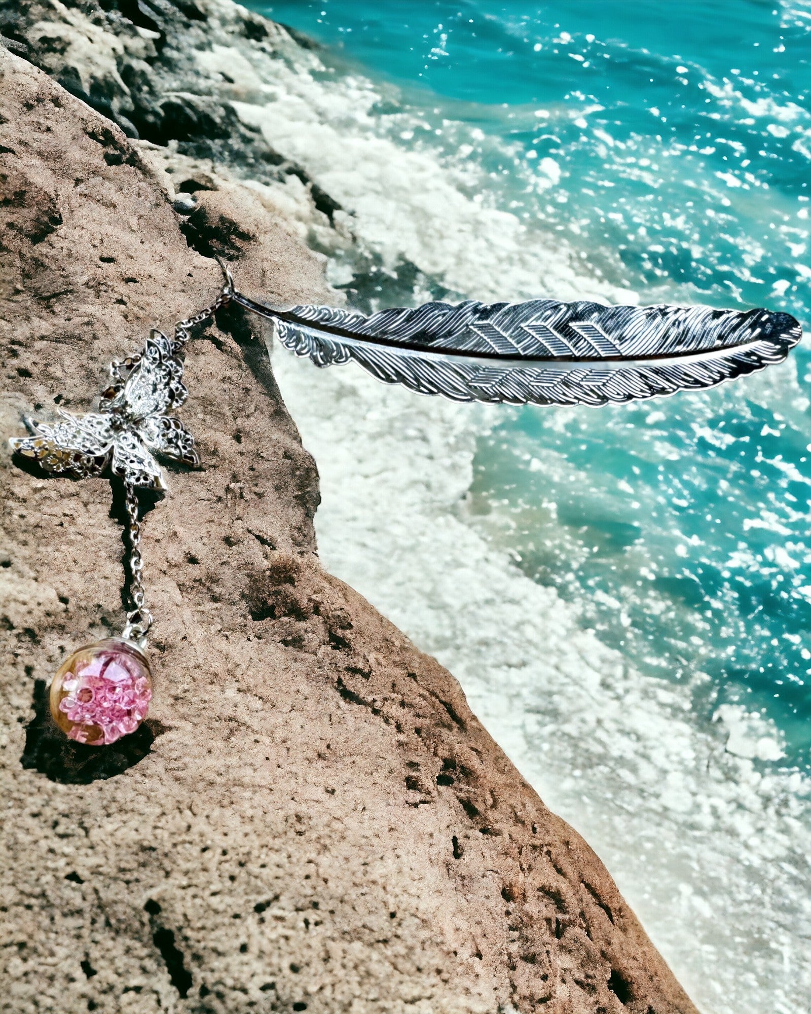 Luova Retrotyylinen Kirjanmerkki Höyhen- ja Perhosaiheella – Tyylikäs Lahja äidille, opettajalle, Mainoslahja, Hopea/vaaleanpunainen Väri