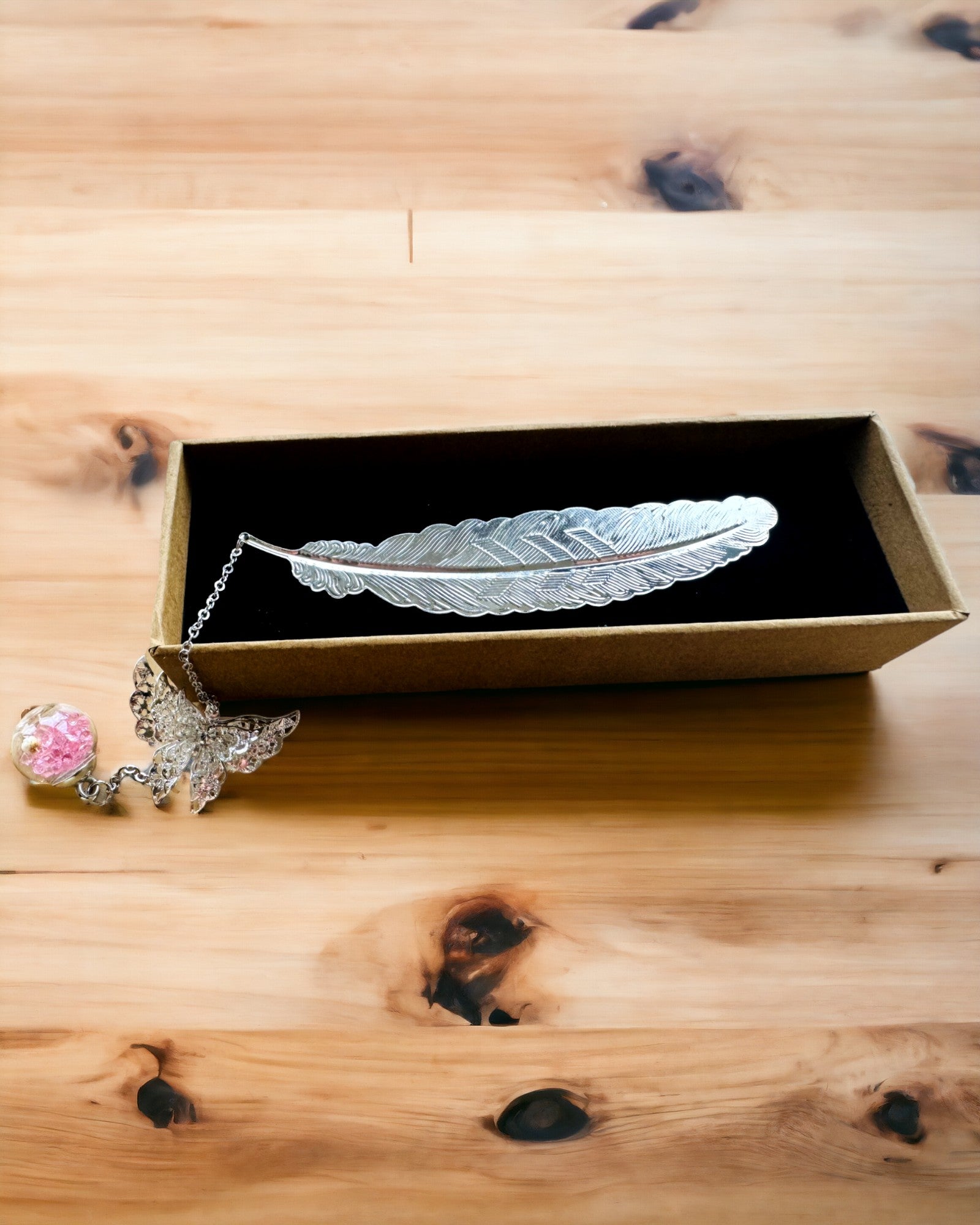 Luova Retrotyylinen Kirjanmerkki Höyhen- ja Perhosaiheella – Tyylikäs Lahja äidille, opettajalle, Mainoslahja, Hopea/vaaleanpunainen Väri