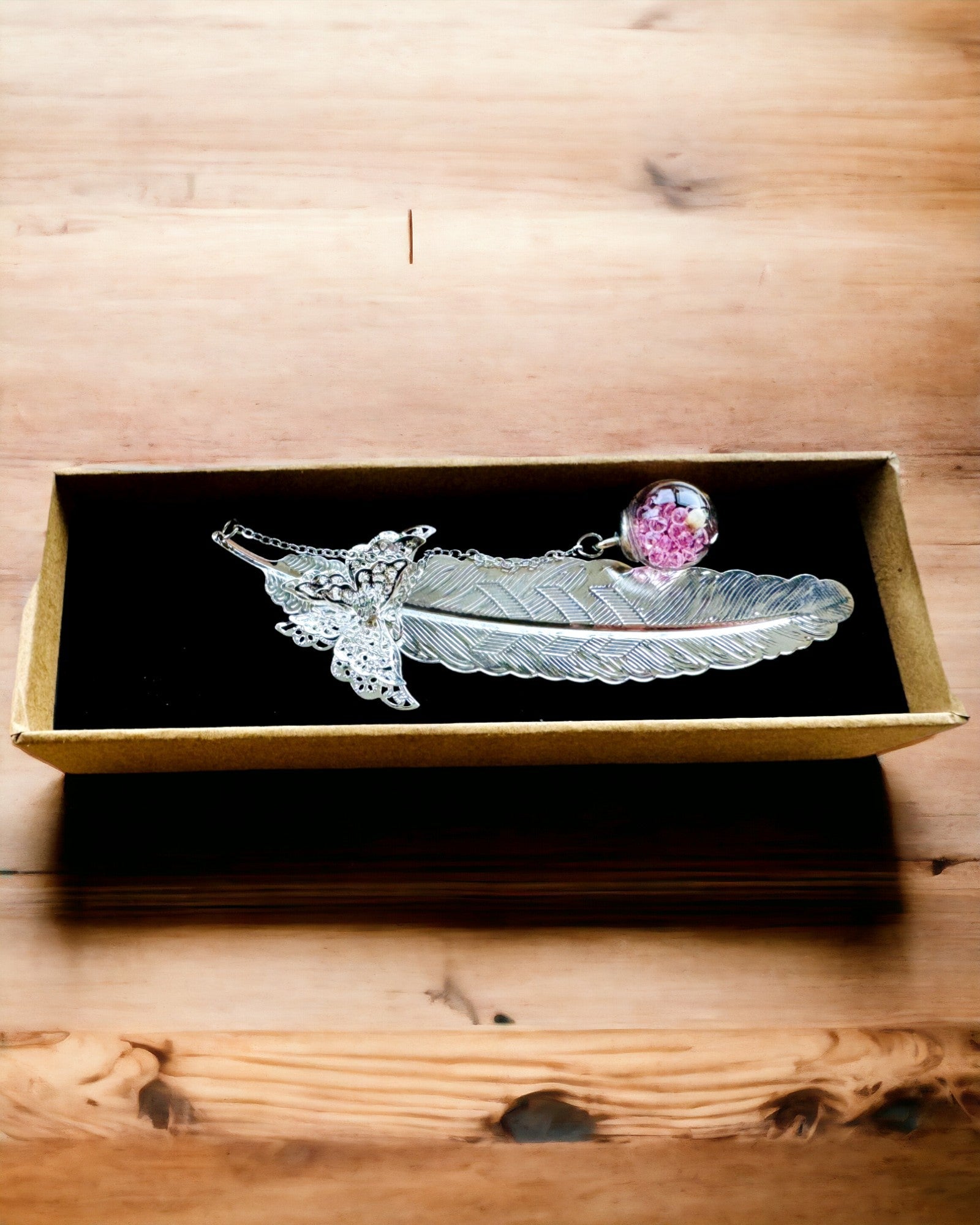 Luova Retrotyylinen Kirjanmerkki Höyhen- ja Perhosaiheella – Tyylikäs Lahja äidille, opettajalle, Mainoslahja, Hopea/vaaleanpunainen Väri