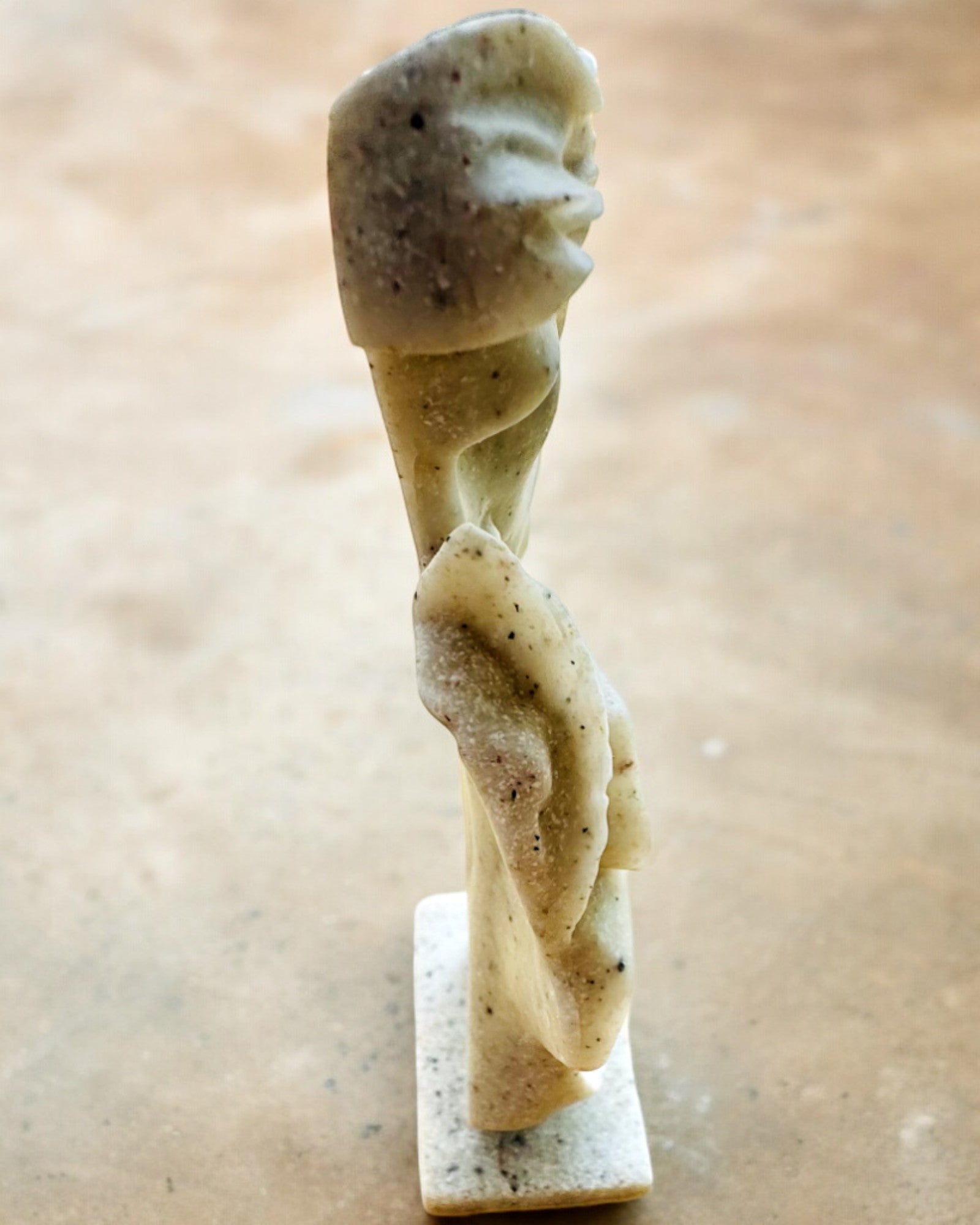 Figurii "Eleganssi Kivessä" valkoinen väri - 13,5 cm korkeus, Koristeellinen Kaiverrusmahdollisuudella