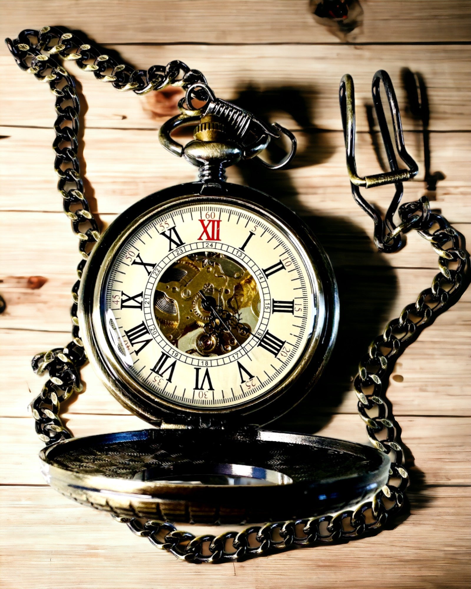 Taskukello näkyvällä mekanismilla – personointimahdollisuus kaiverruksella