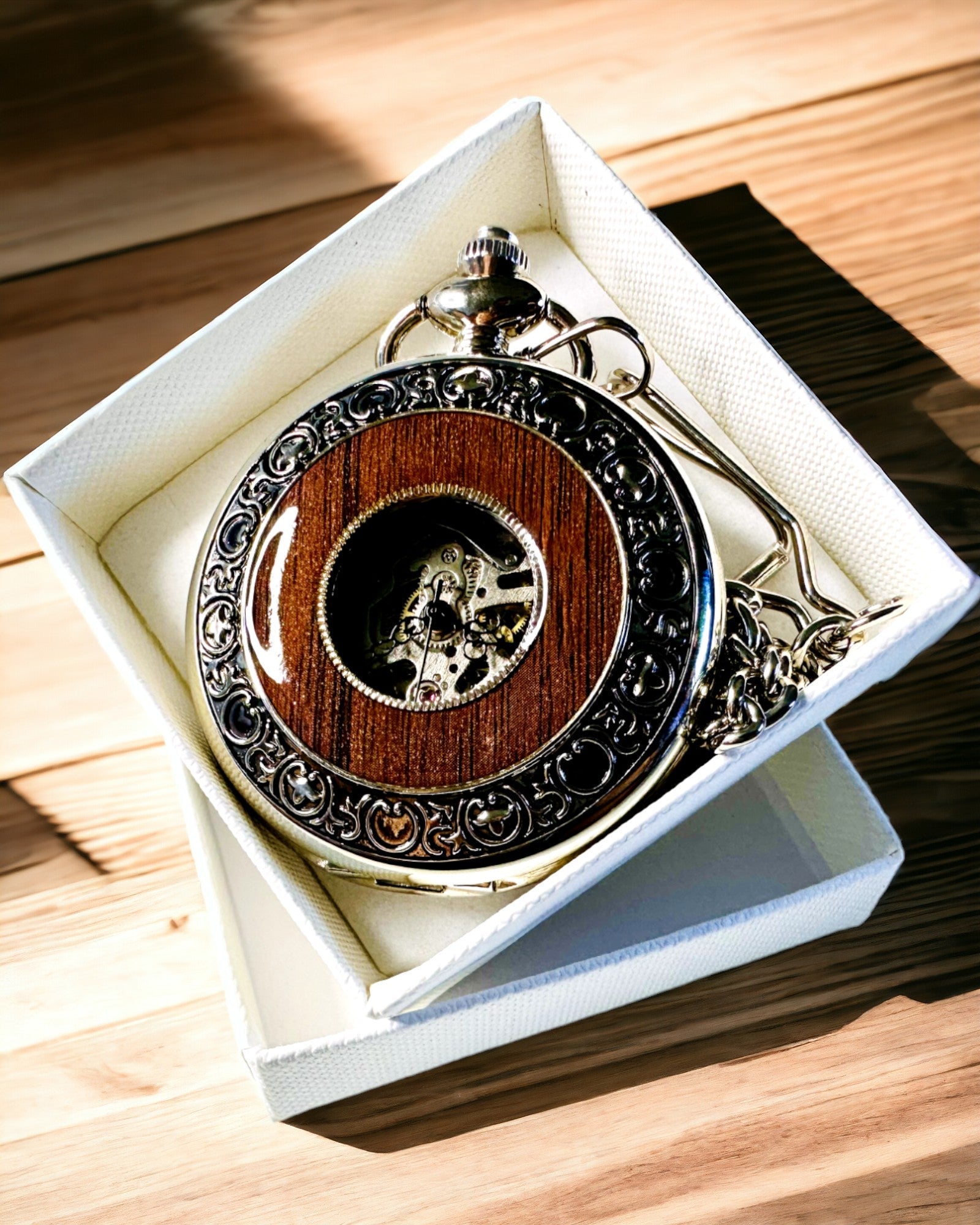 Kaappikello "Heritage Timekeeper" kaiverrusmahdollisuudella