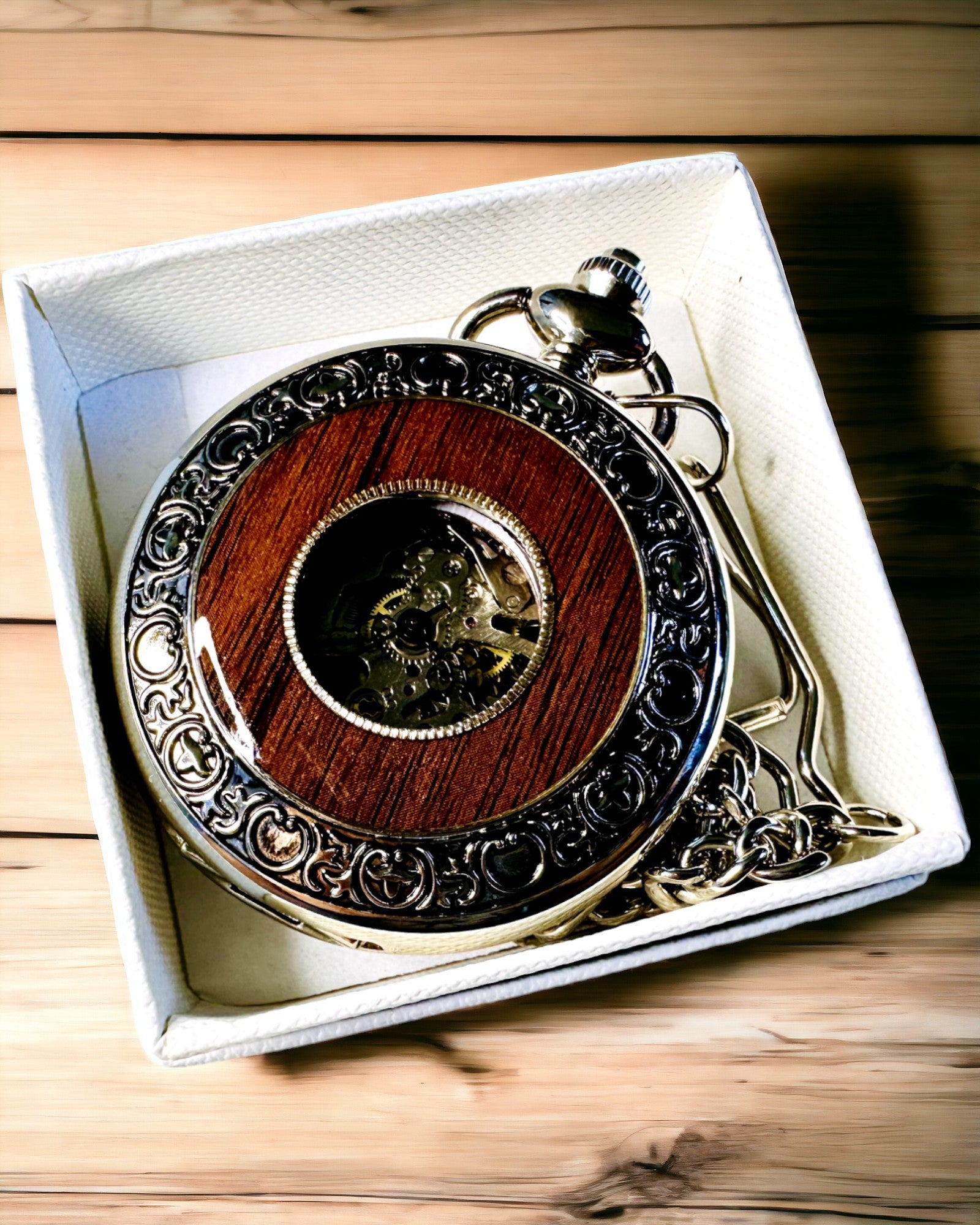 Kaappikello "Heritage Timekeeper" kaiverrusmahdollisuudella