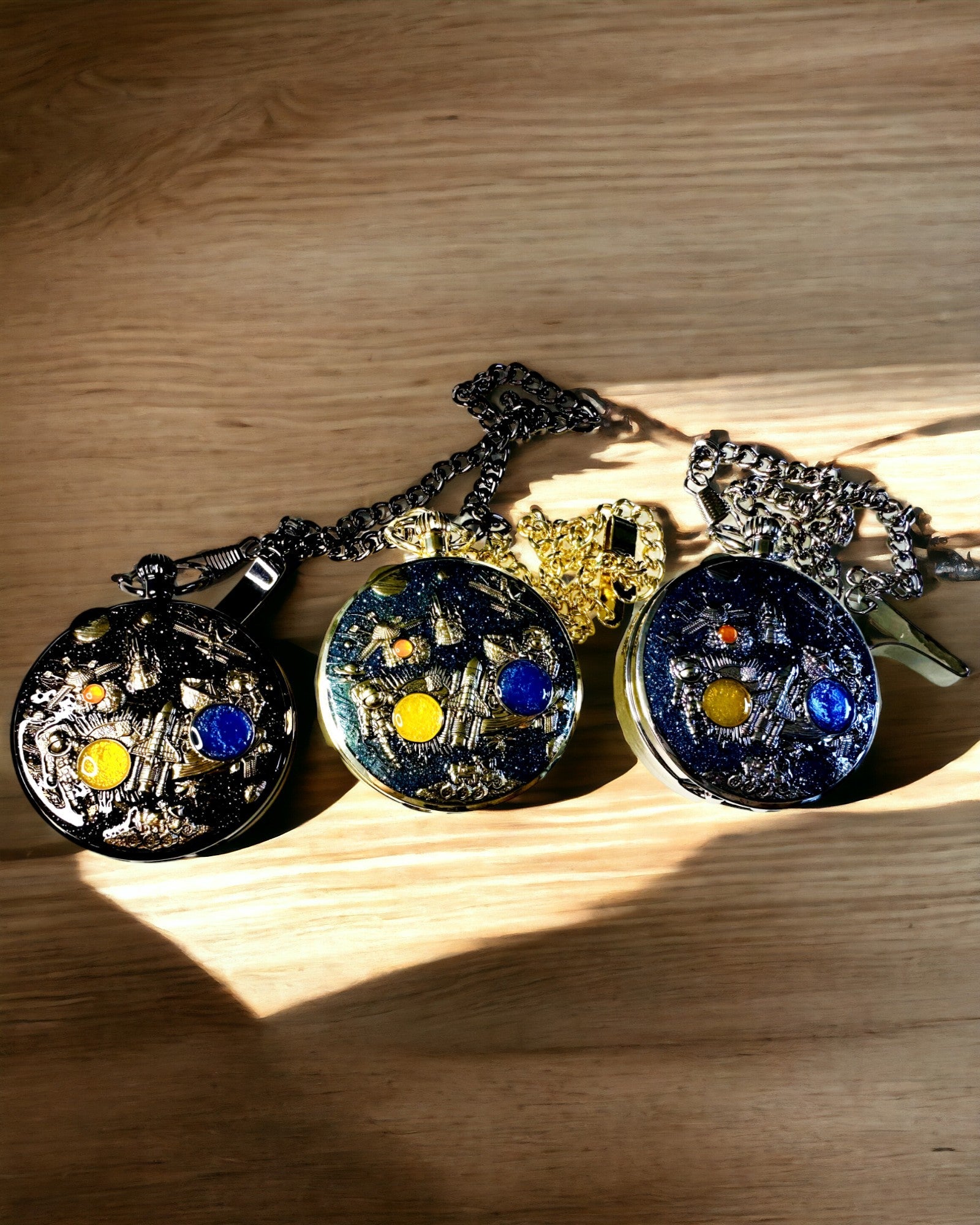 Taskukello "Astrum Temporis" - Musta kehys. Mahdollisuus personointiin kaiverruksella