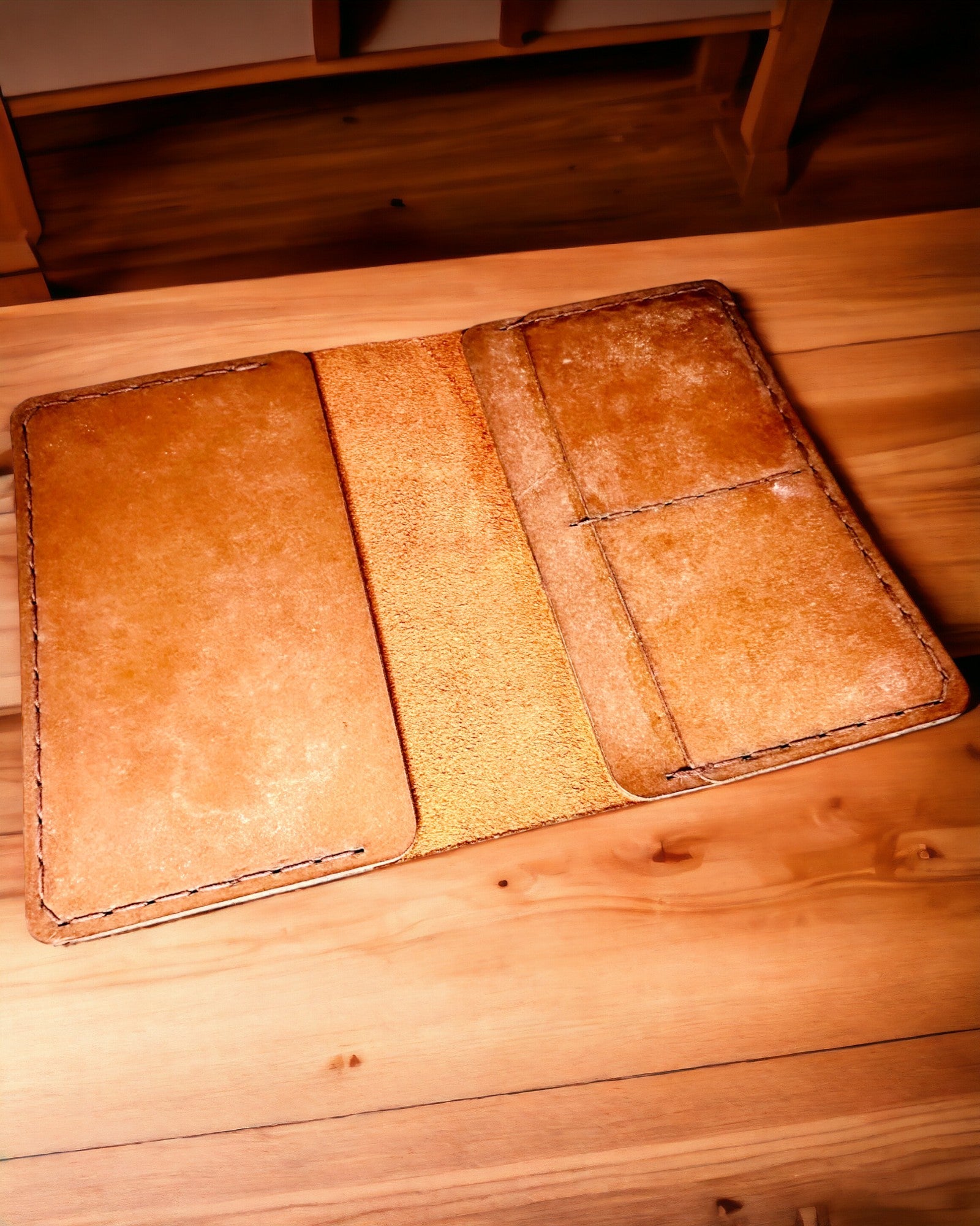 "Matkailijan" kotelo - Nahkainen passikotelo, personointi kaiverruksella - 2 värivaihtoehtoa