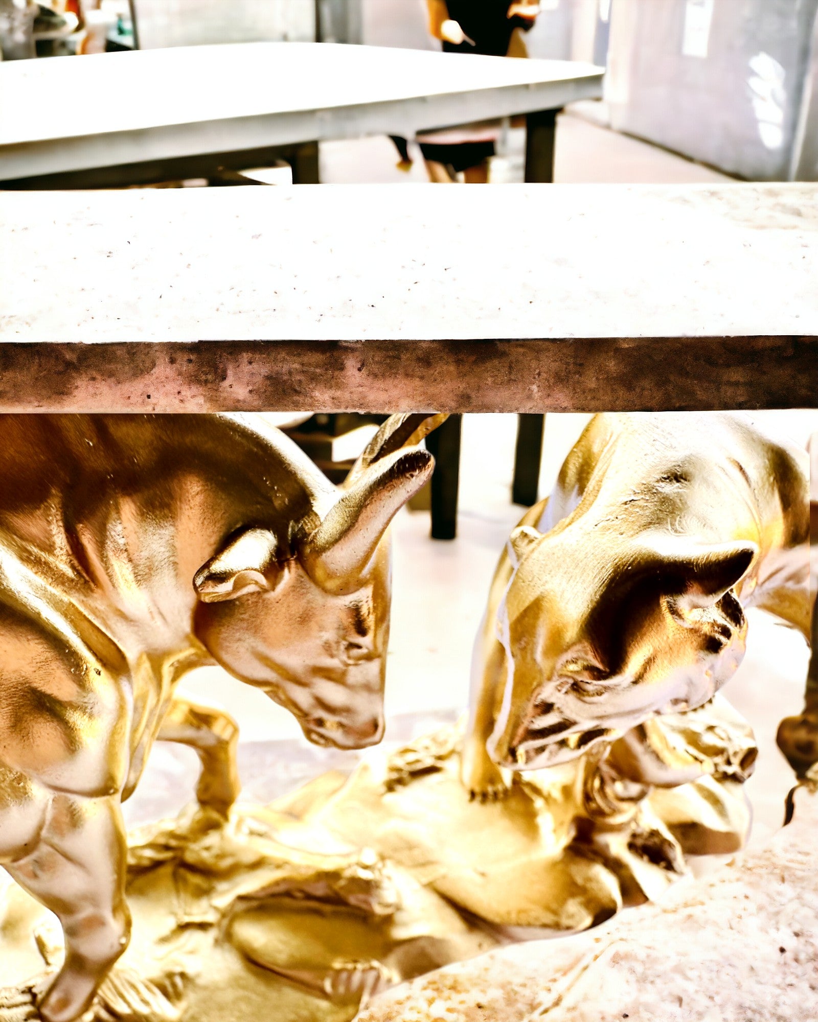 Mestarien kaksintaistelu - Koristeellinen veistos Härkä ja Karhu - mahdollisuus personointiin kaiverruksella - kultainen väri