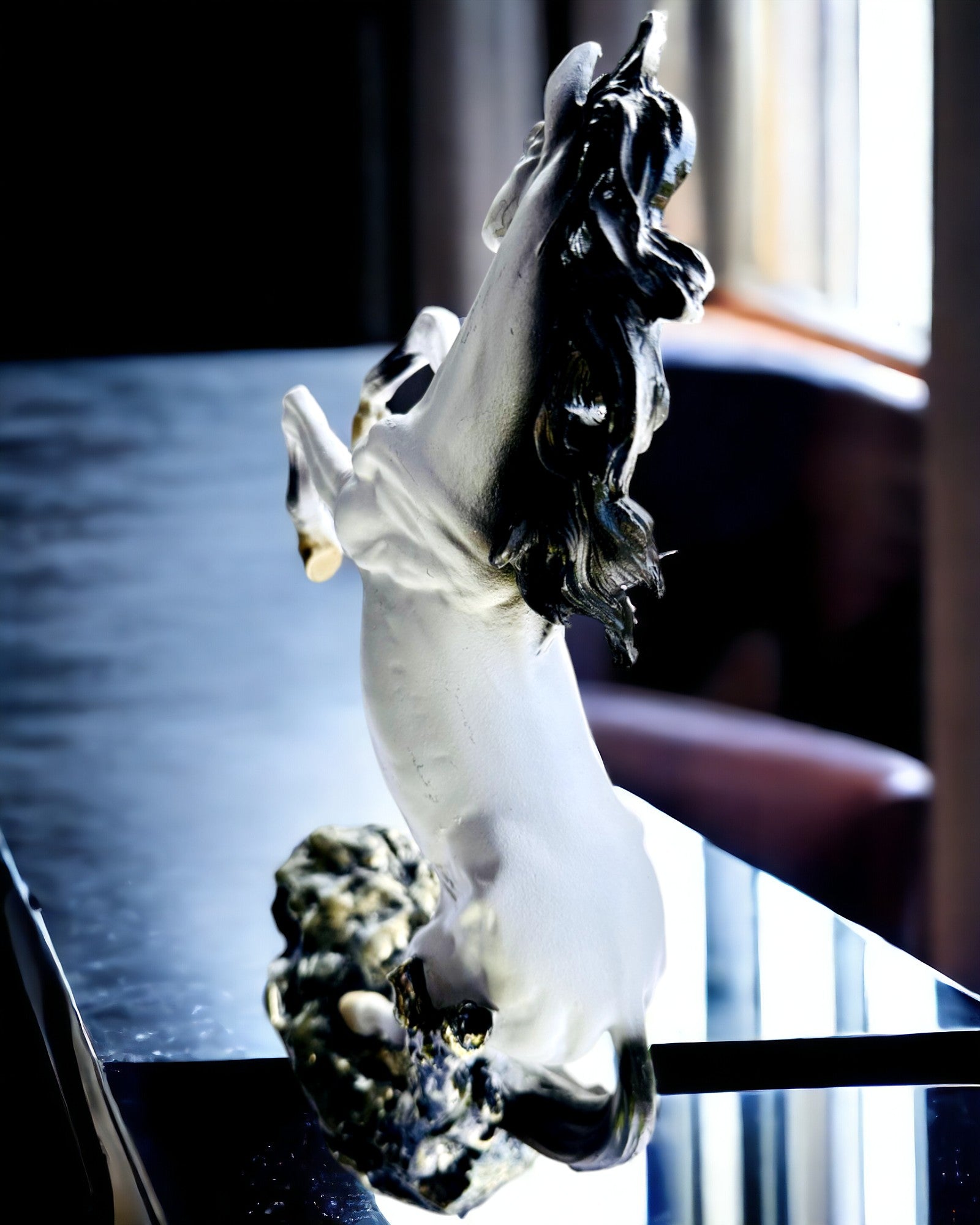 "Elegancki Skoczek" - Valkoinen Hevospatsas Kaiverrusmahdollisuudella