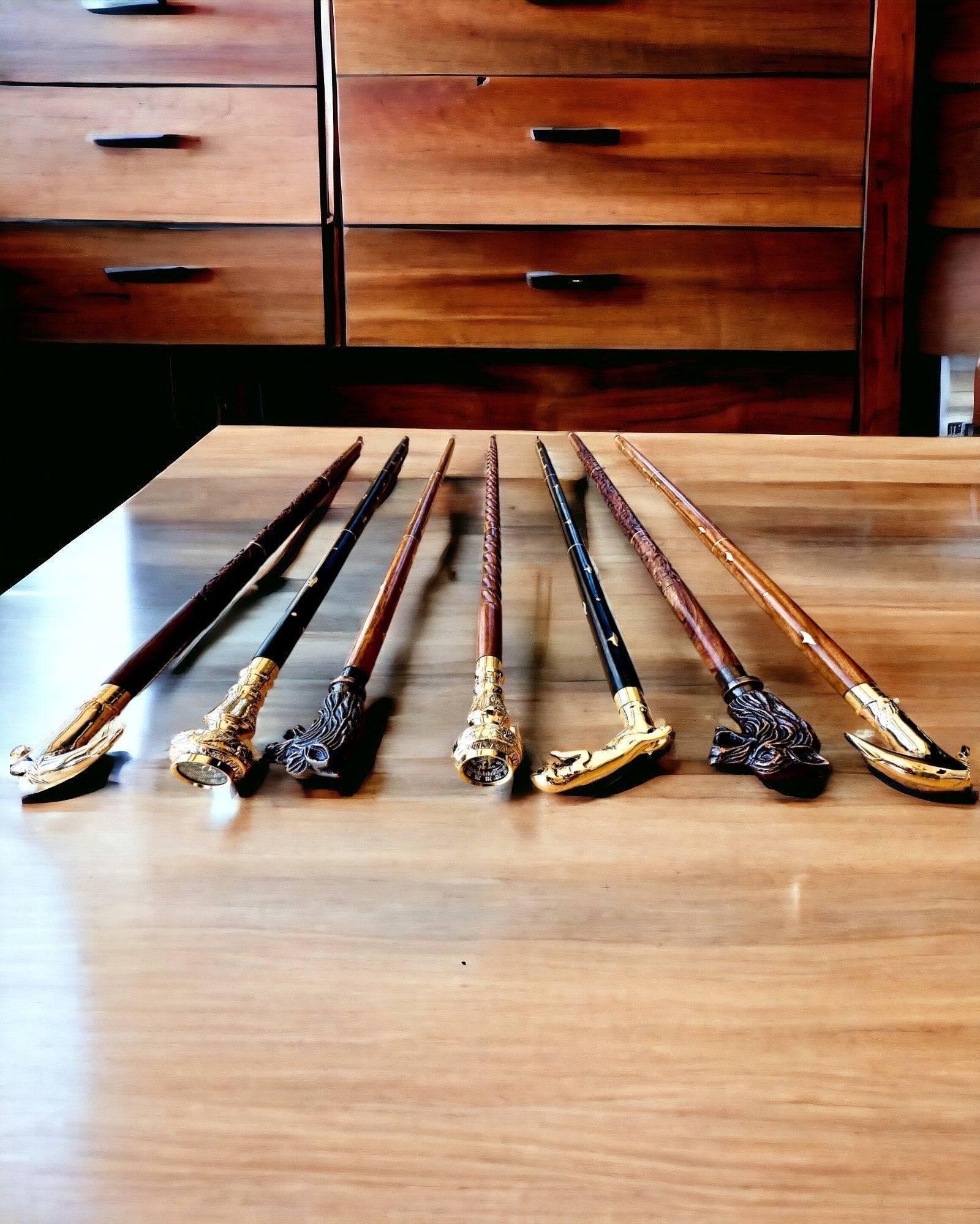 Kävelykeppi 'Wolf' - Intialaista mangopuuta kaiverrusmahdollisuudella, ruskea kaiverretulla kuviolla