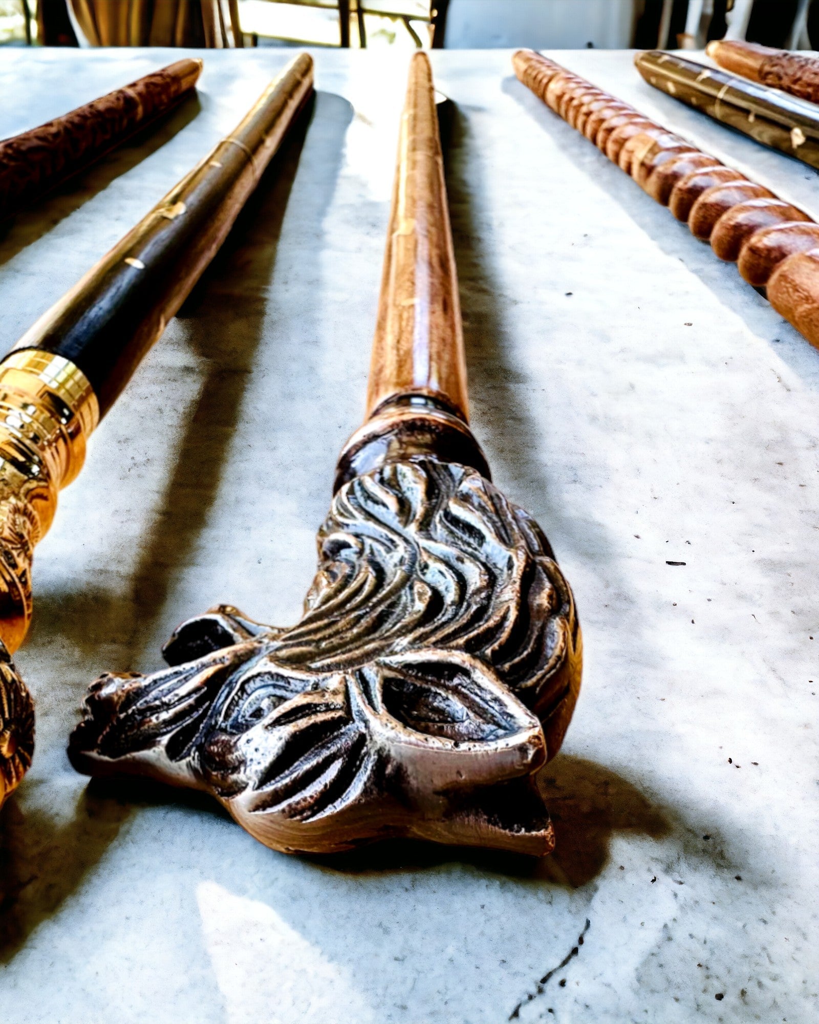 Laska Spacerowa Wolf - Intialainen Mangopuu Mahdollisuudella Kaiverrukseen, ruskea kultaiset koristelut