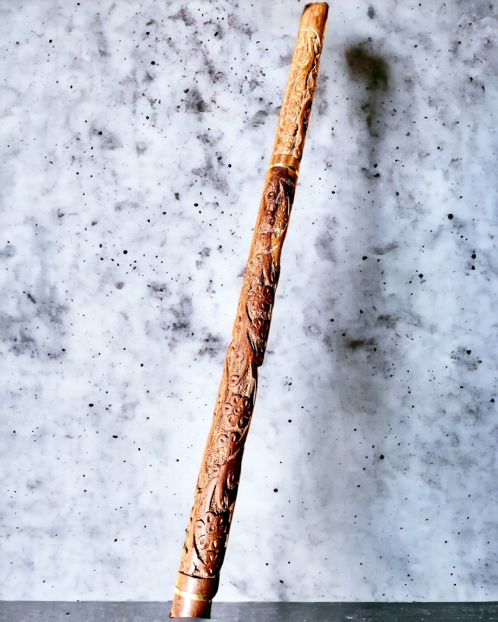 Kävelykeppi 'Wolf' - Intialaista mangopuuta kaiverrusmahdollisuudella, ruskea kaiverretulla kuviolla