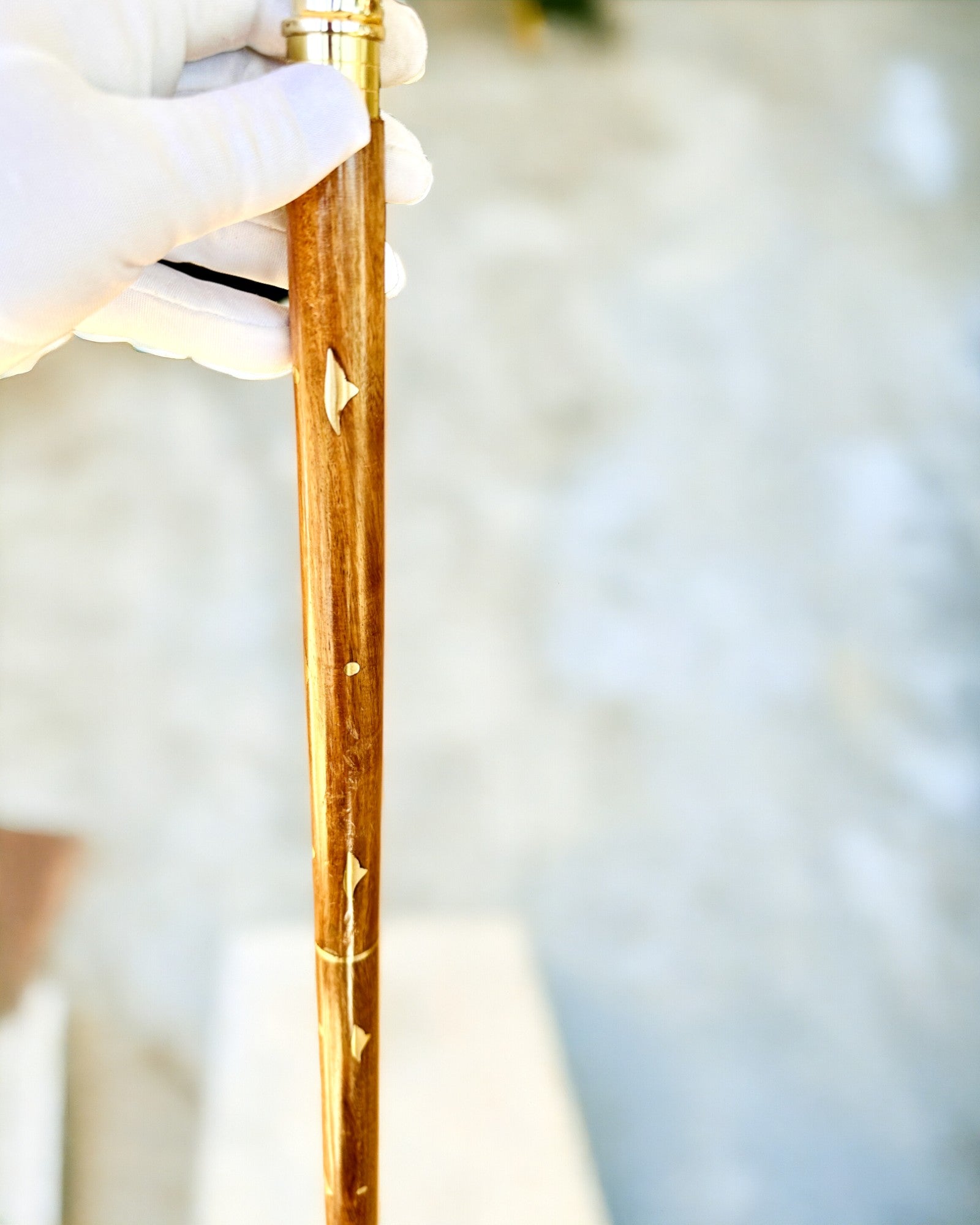 Laska Spacerowa Wolf - Intialainen Mangopuu Mahdollisuudella Kaiverrukseen, ruskea kultaiset koristelut