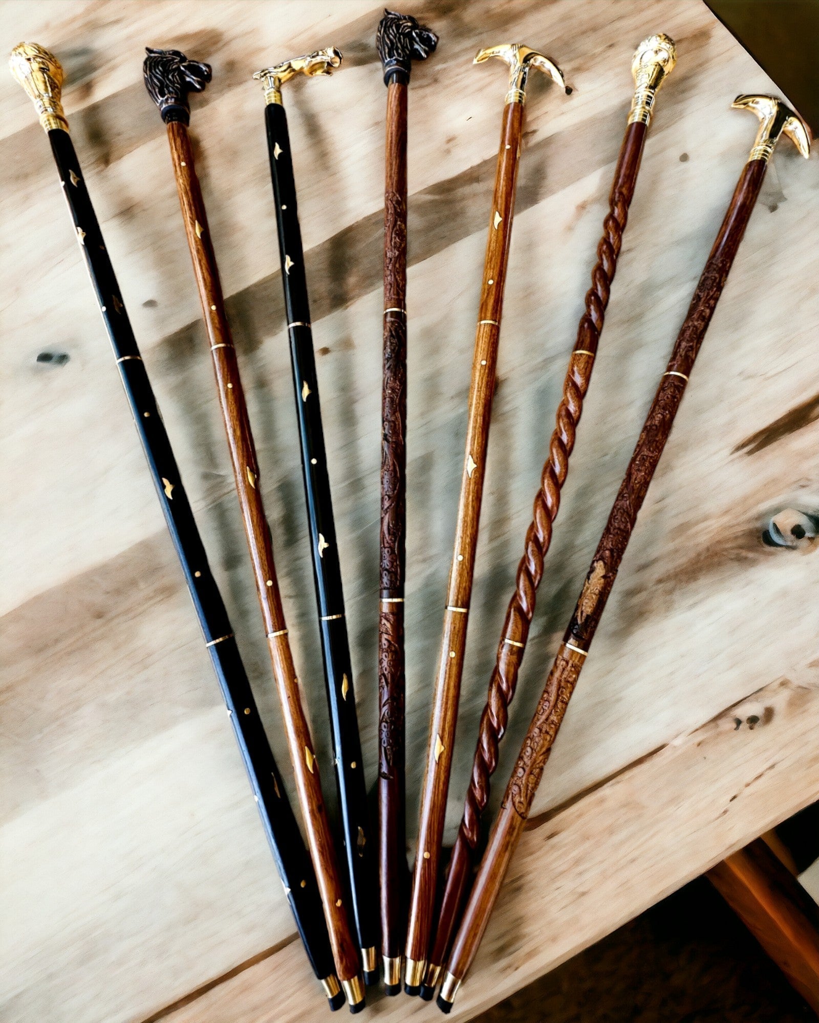 Kävelykeppi 'Wolf' - Intialaista mangopuuta kaiverrusmahdollisuudella, ruskea kaiverretulla kuviolla