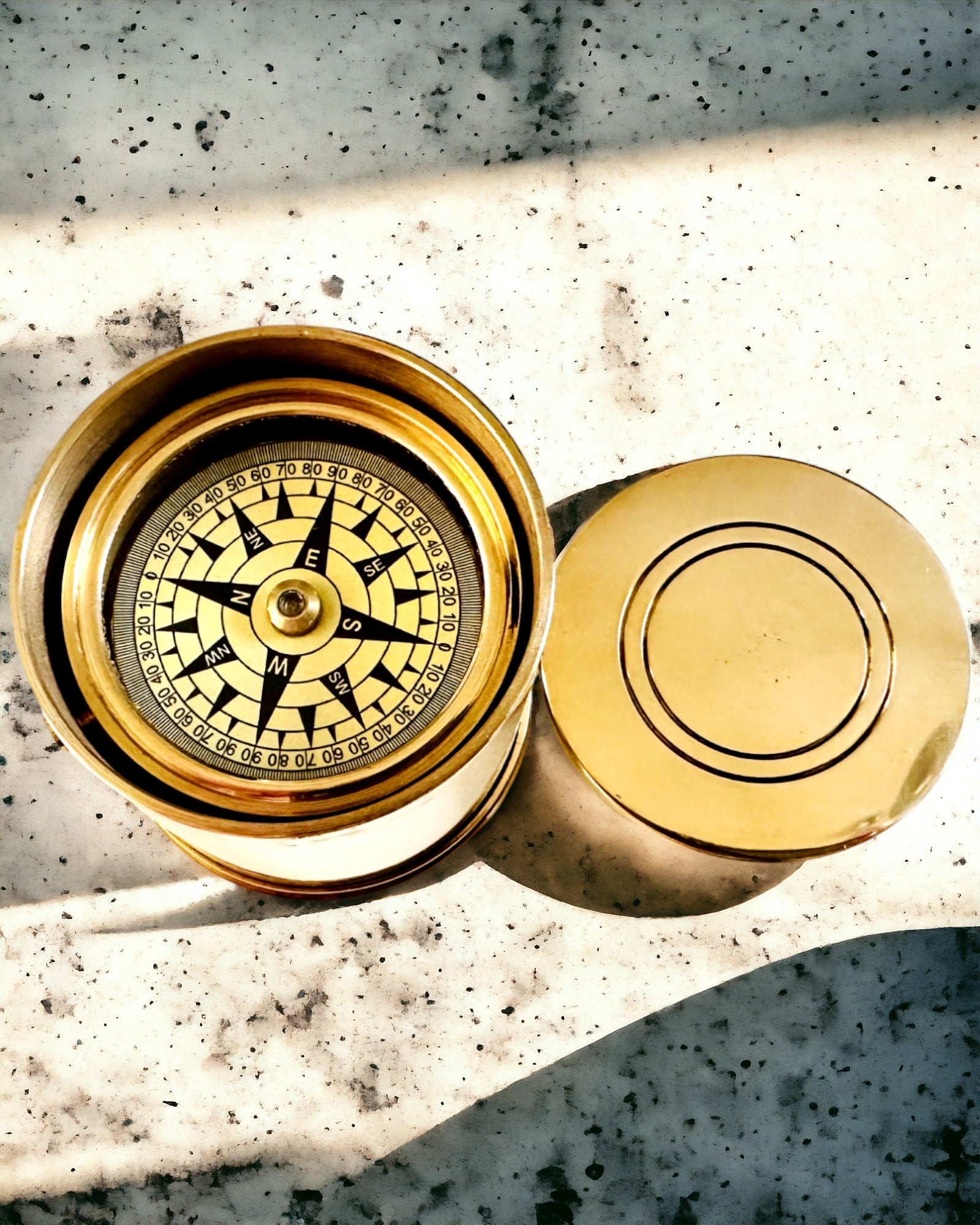 Matkailijan Kompassi "Auringonnousun Rumpu" – mahdollisuus personoida kaiverruksella