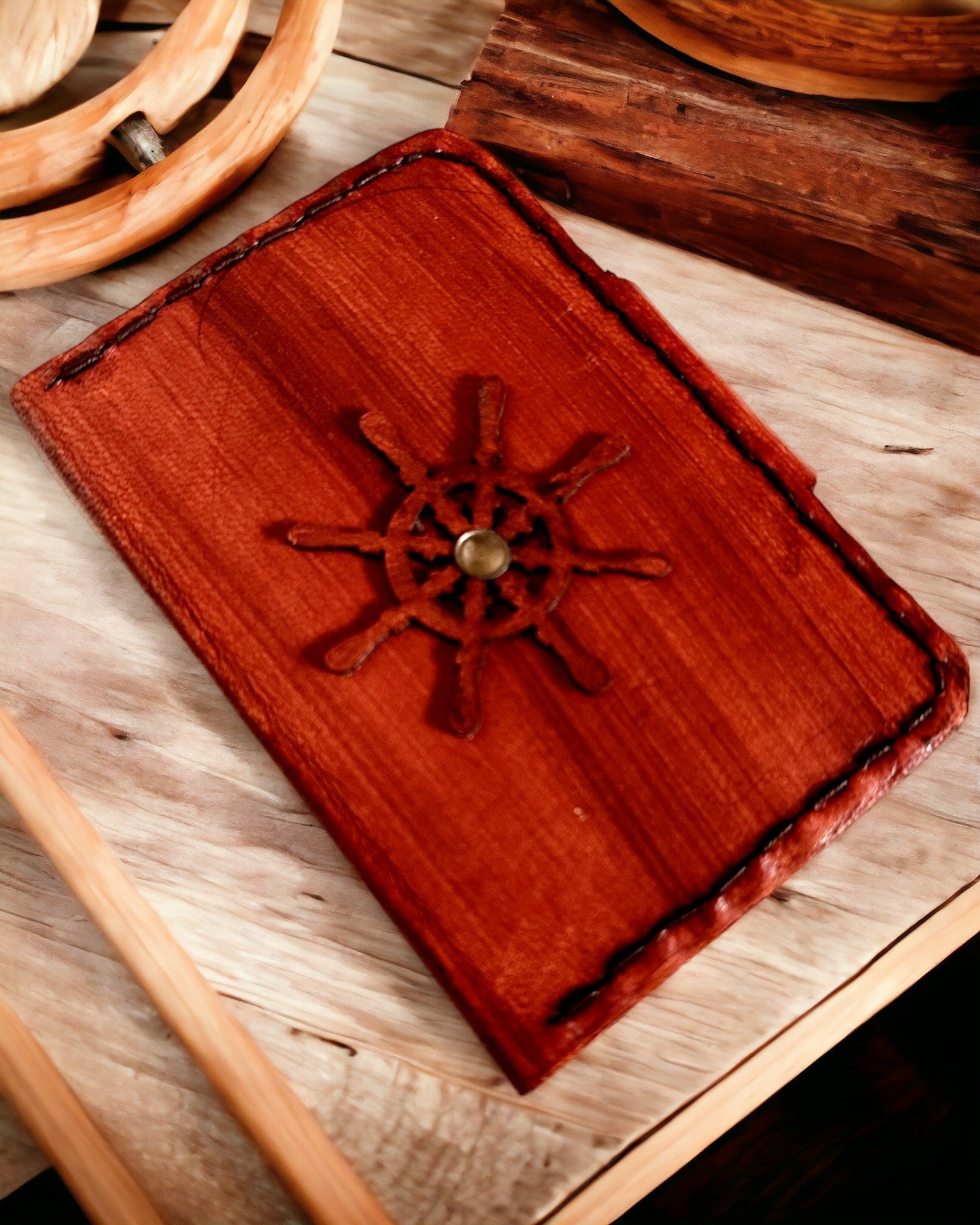 Komentajan Kotelo – Käsintehty kotelo taskukellolle tai kompassille, mahdollisuus personointiin