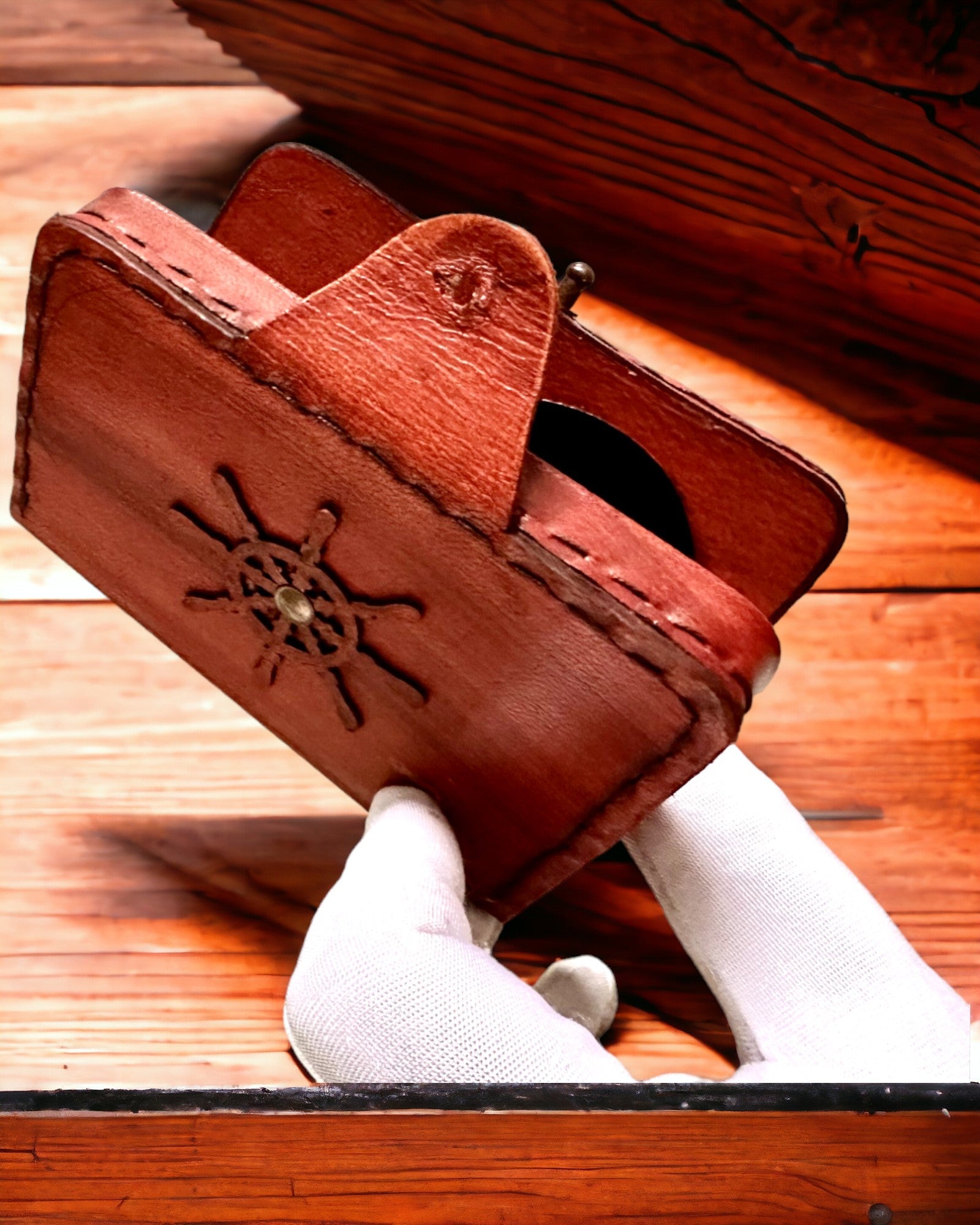 Komentajan Kotelo – Käsintehty kotelo taskukellolle tai kompassille, mahdollisuus personointiin