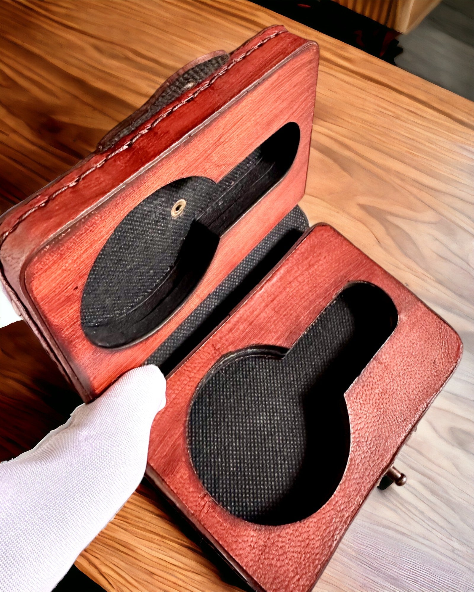 Komentajan Kotelo – Käsintehty kotelo taskukellolle tai kompassille, mahdollisuus personointiin