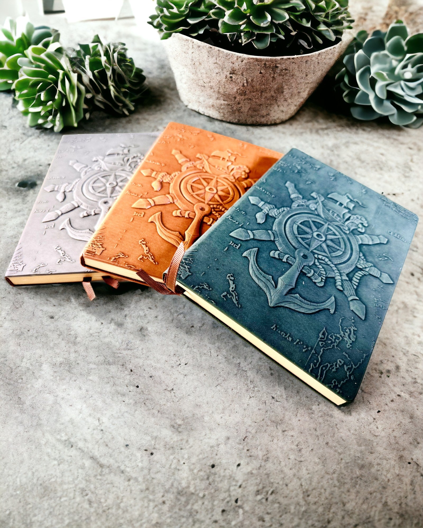 "Nautica"-teemaiset meriaiheiset muistikirjat, joissa on mahdollisuus personointiin kaiverruksella, lahjaksi