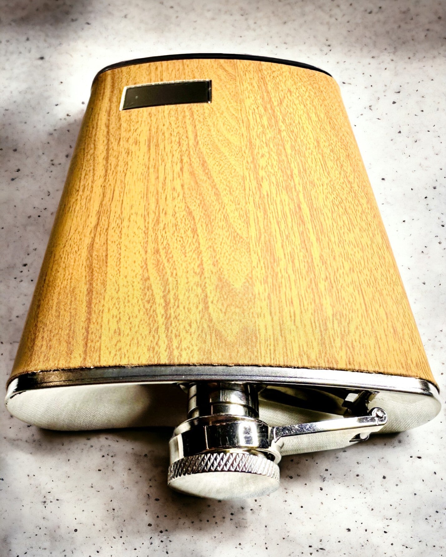 "Piersiówka Elegance" -puinen setti, jossa mahdollisuus personoituun kaiverrukseen