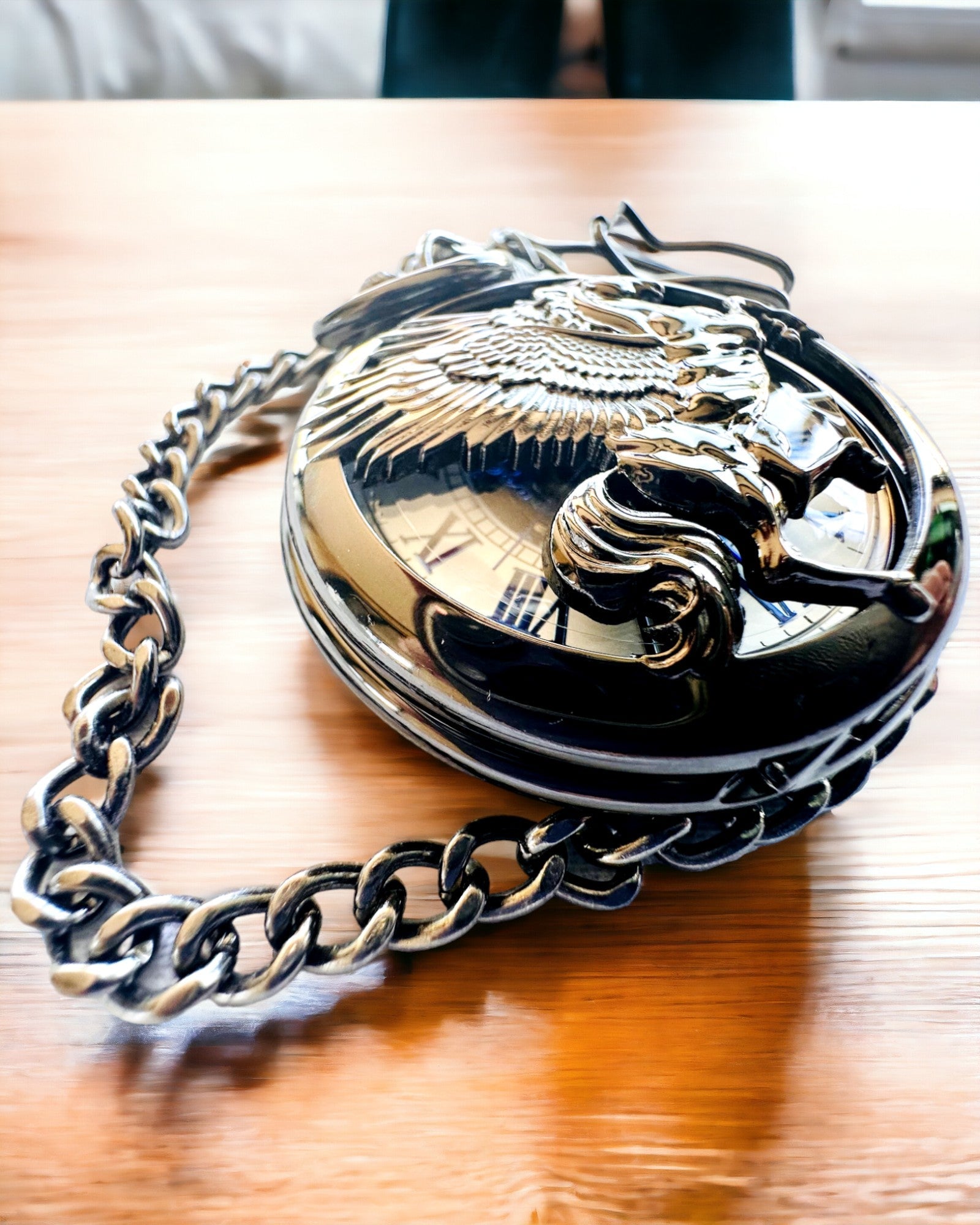 Taskukello "Equus Tempus" - Musta hevosaiheella, mahdollisuus personointiin kaiverruksella - valkoinen kellotaulu