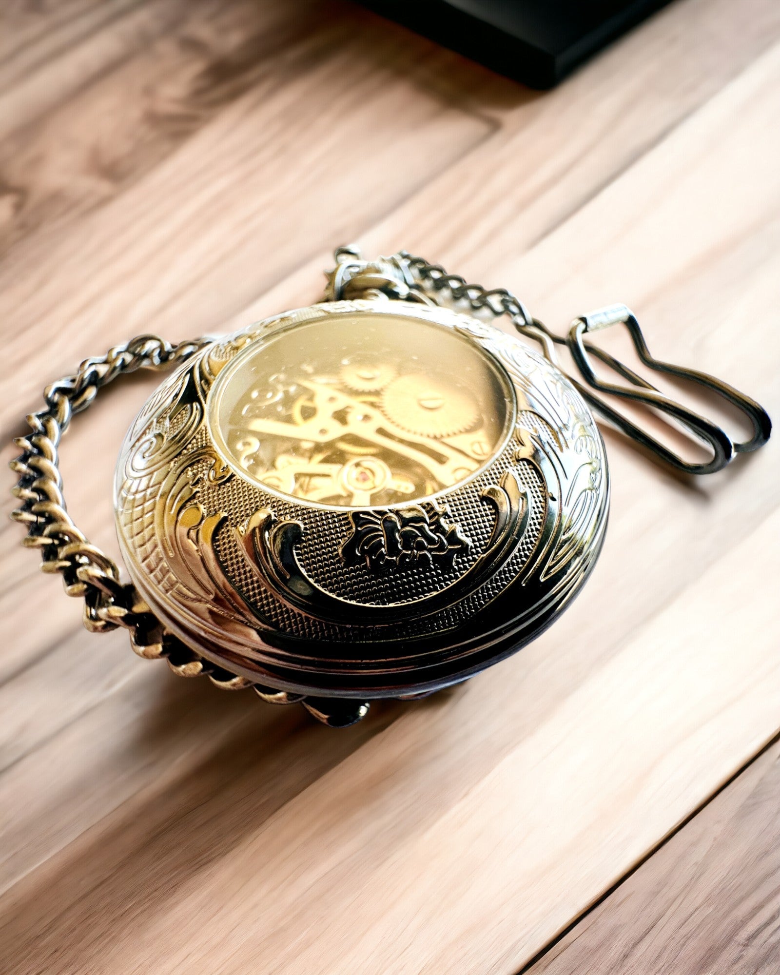 Taskukello "Equus Tempus" - Musta hevosaiheella, mahdollisuus personointiin kaiverruksella - valkoinen kellotaulu