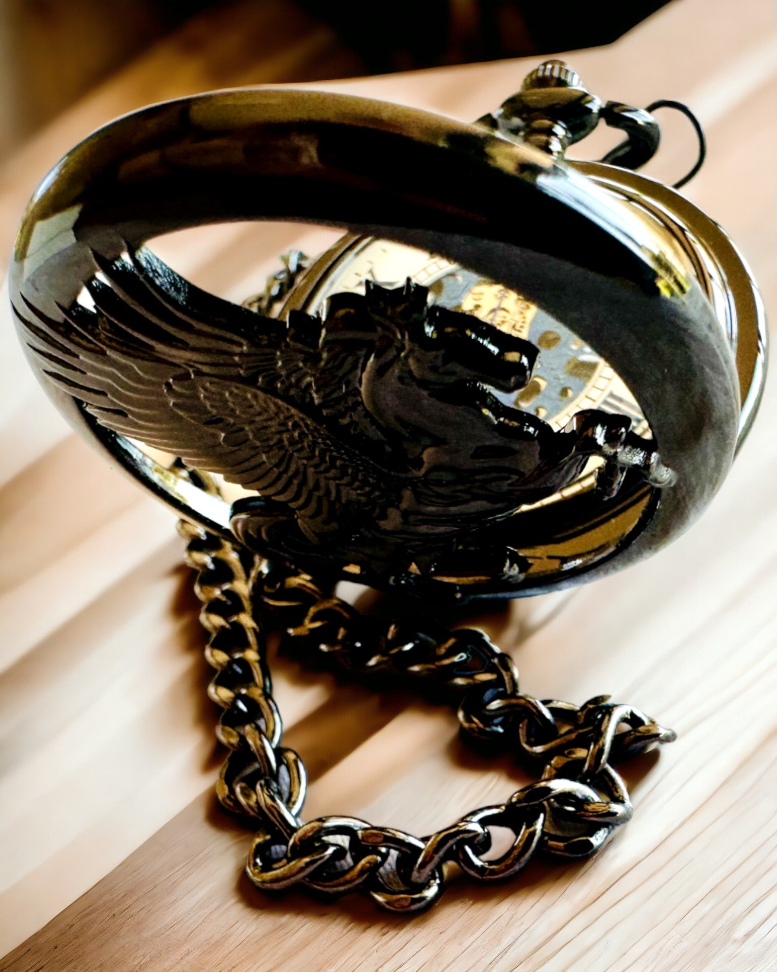 Taskukello "Equus Tempus" - Musta hevosaiheella, mahdollisuus personointiin kaiverruksella - valkoinen kellotaulu