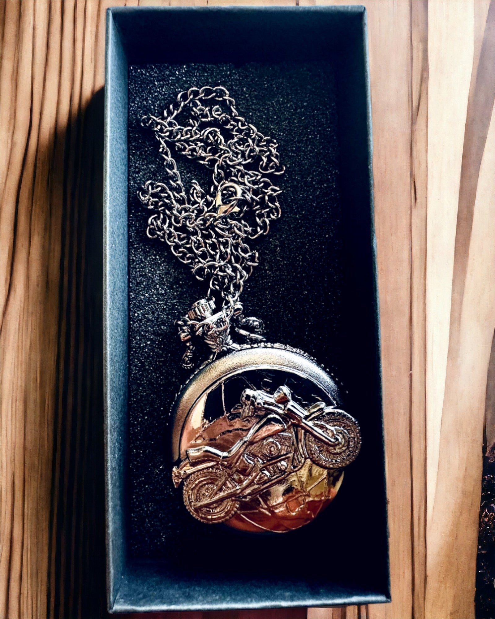 Tyylikäs taskukello Moottoripyöräinto, mahdollisuus personointiin kaiverruksella